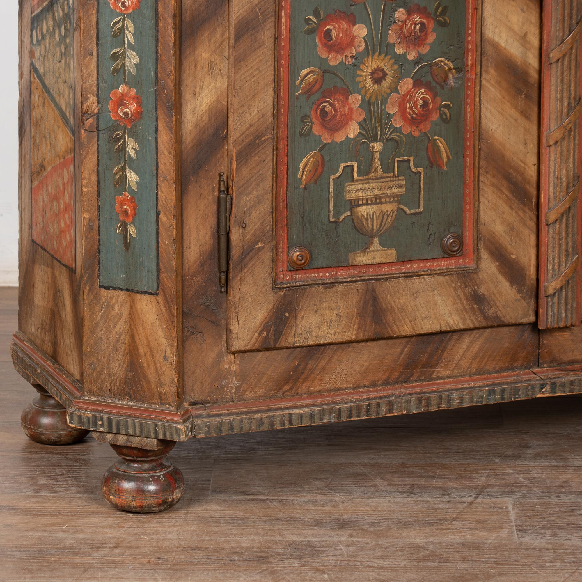 Armoire in pino dipinto originale del 19° secolo con uccelli in vendita 5