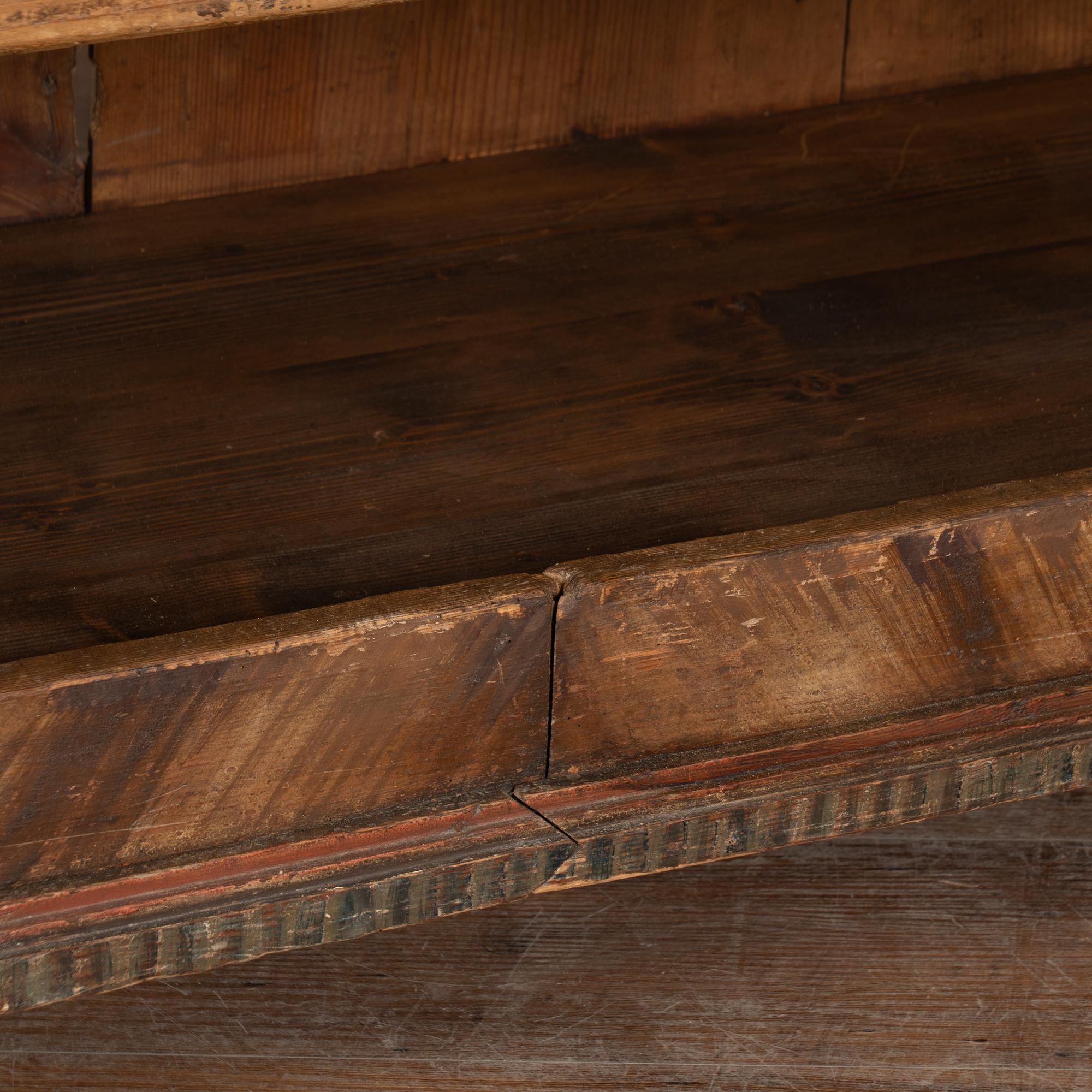 Armoire in pino dipinto originale del 19° secolo con uccelli in vendita 6