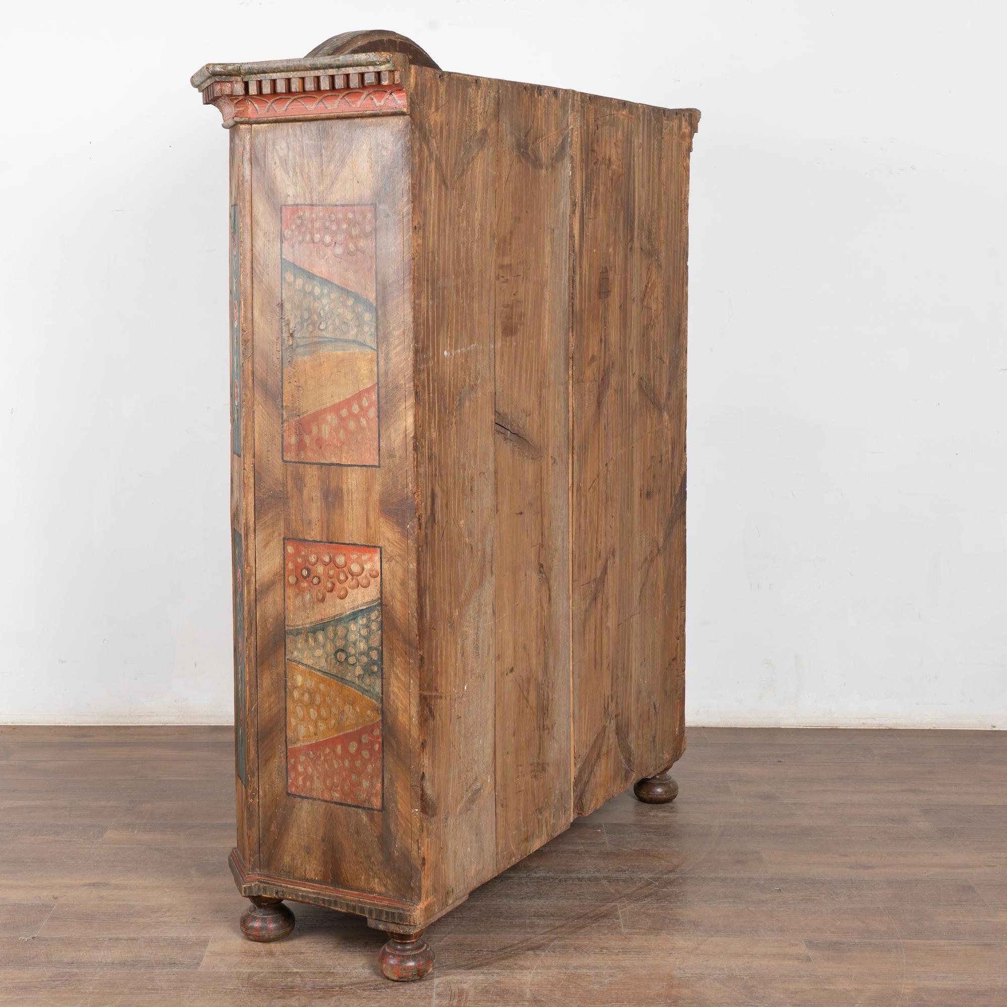 Armoire in pino dipinto originale del 19° secolo con uccelli in vendita 7