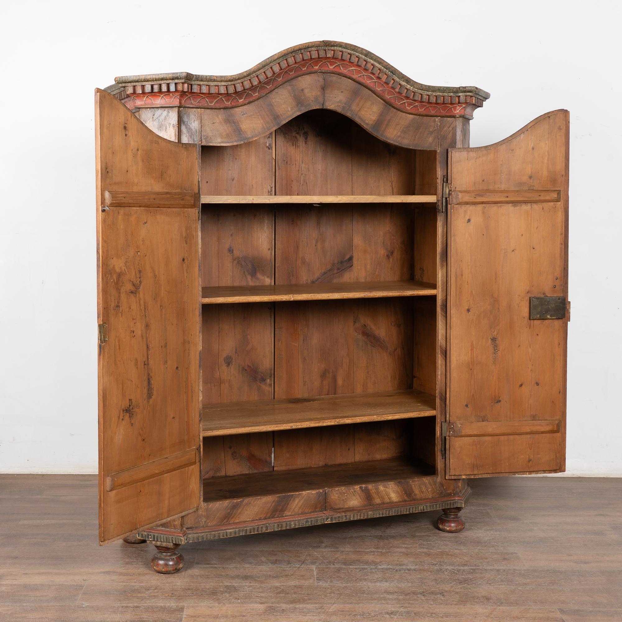 Tedesco Armoire in pino dipinto originale del 19° secolo con uccelli in vendita