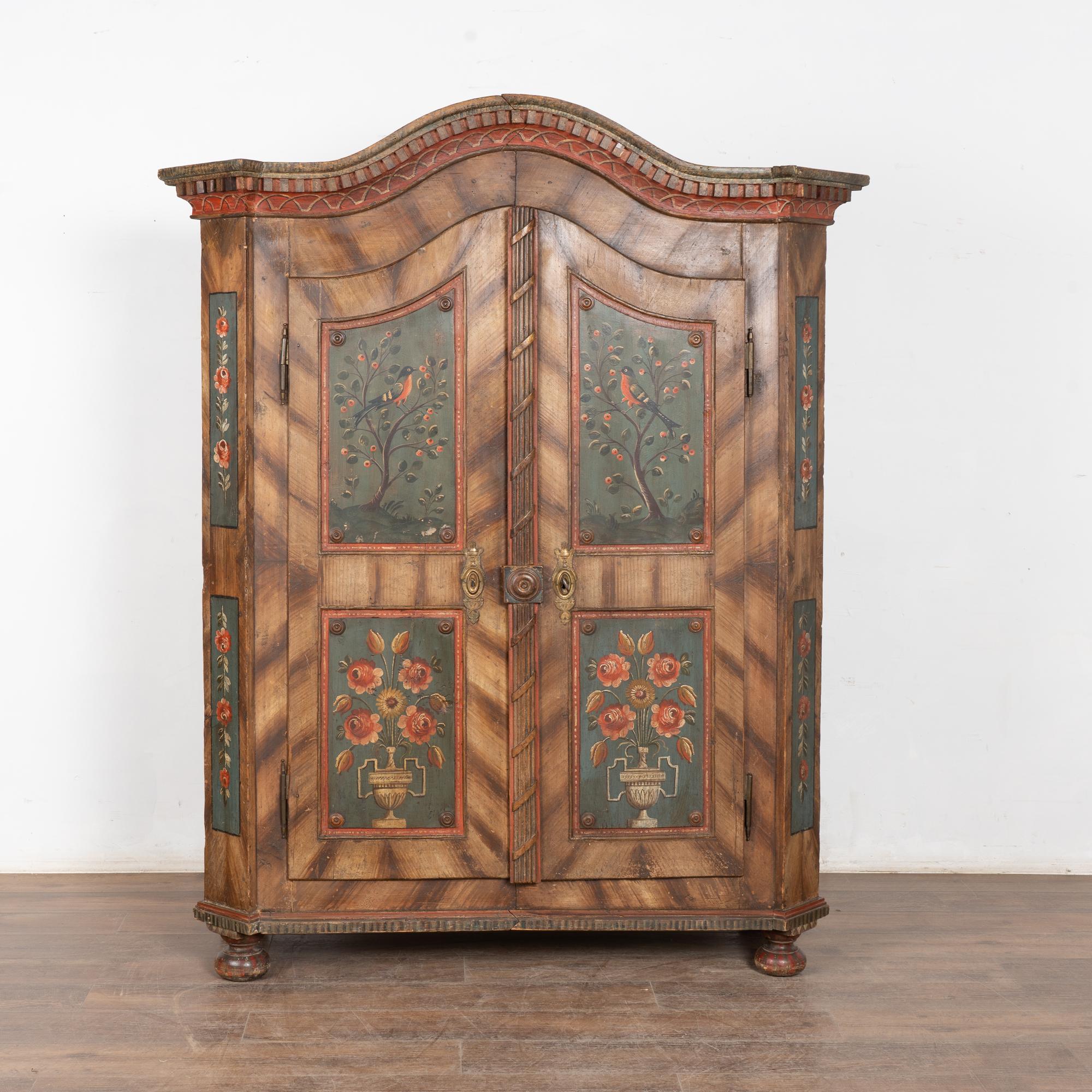 Armoire in pino dipinto originale del 19° secolo con uccelli In condizioni buone in vendita a Round Top, TX