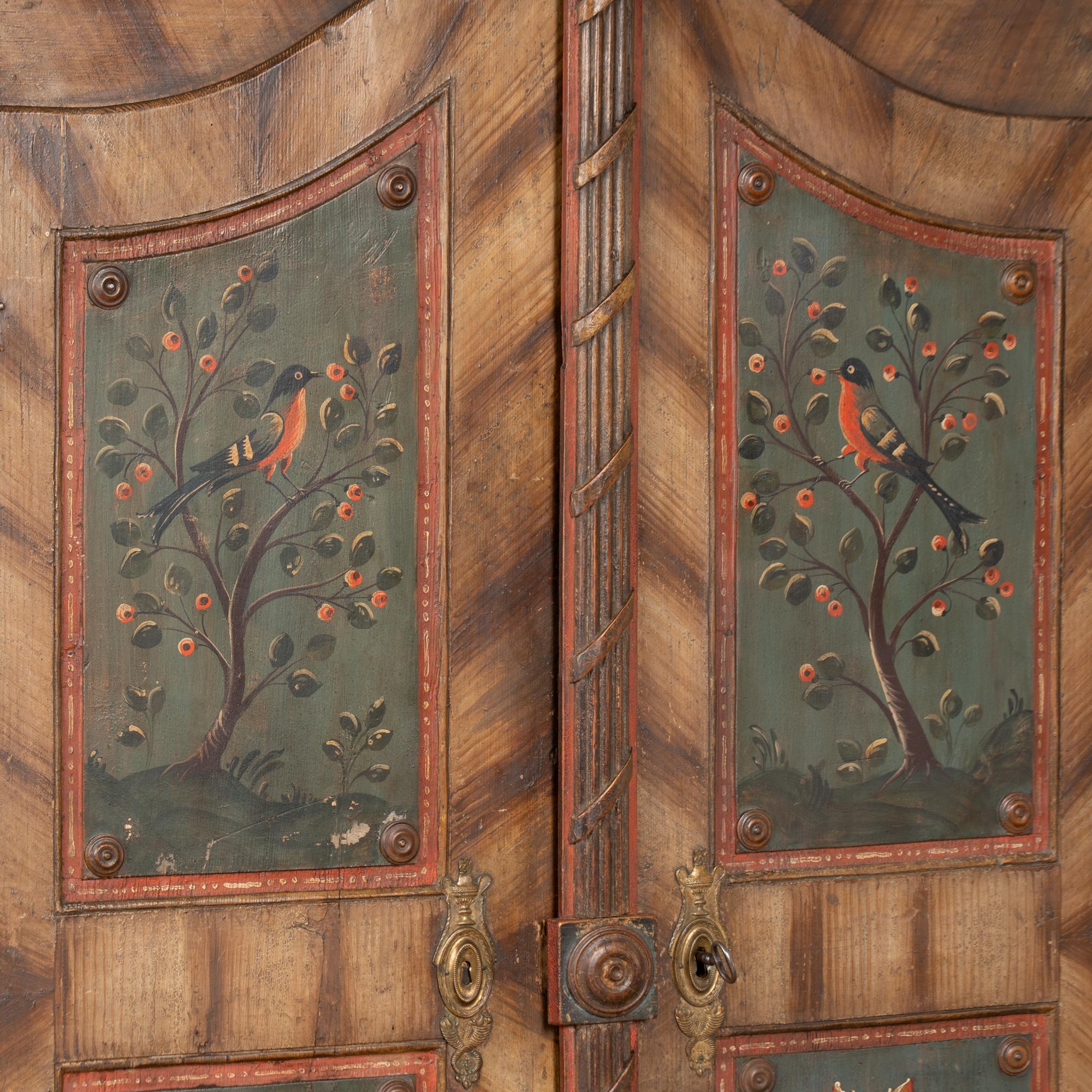 Armoire in pino dipinto originale del 19° secolo con uccelli in vendita 2