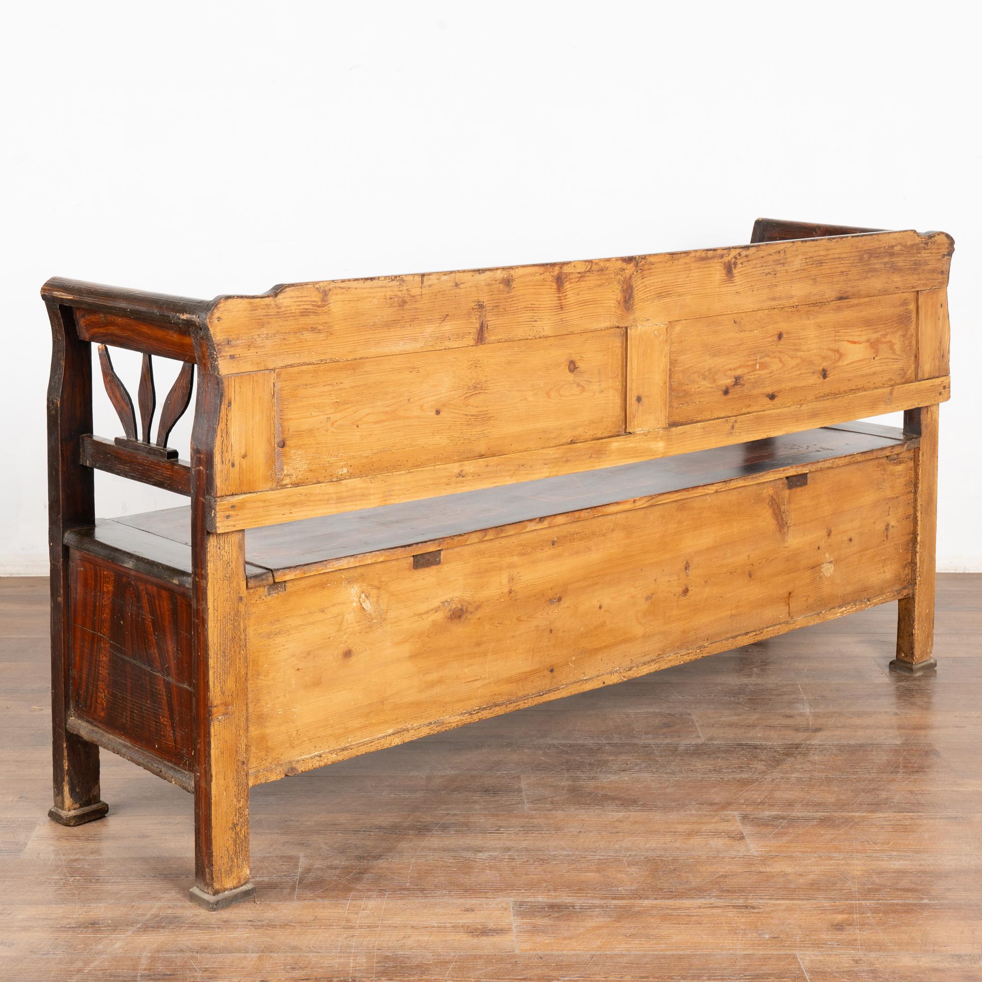 Banc d'origine en pin peint du 19ème siècle avec rangement, Hongrie en vente 6
