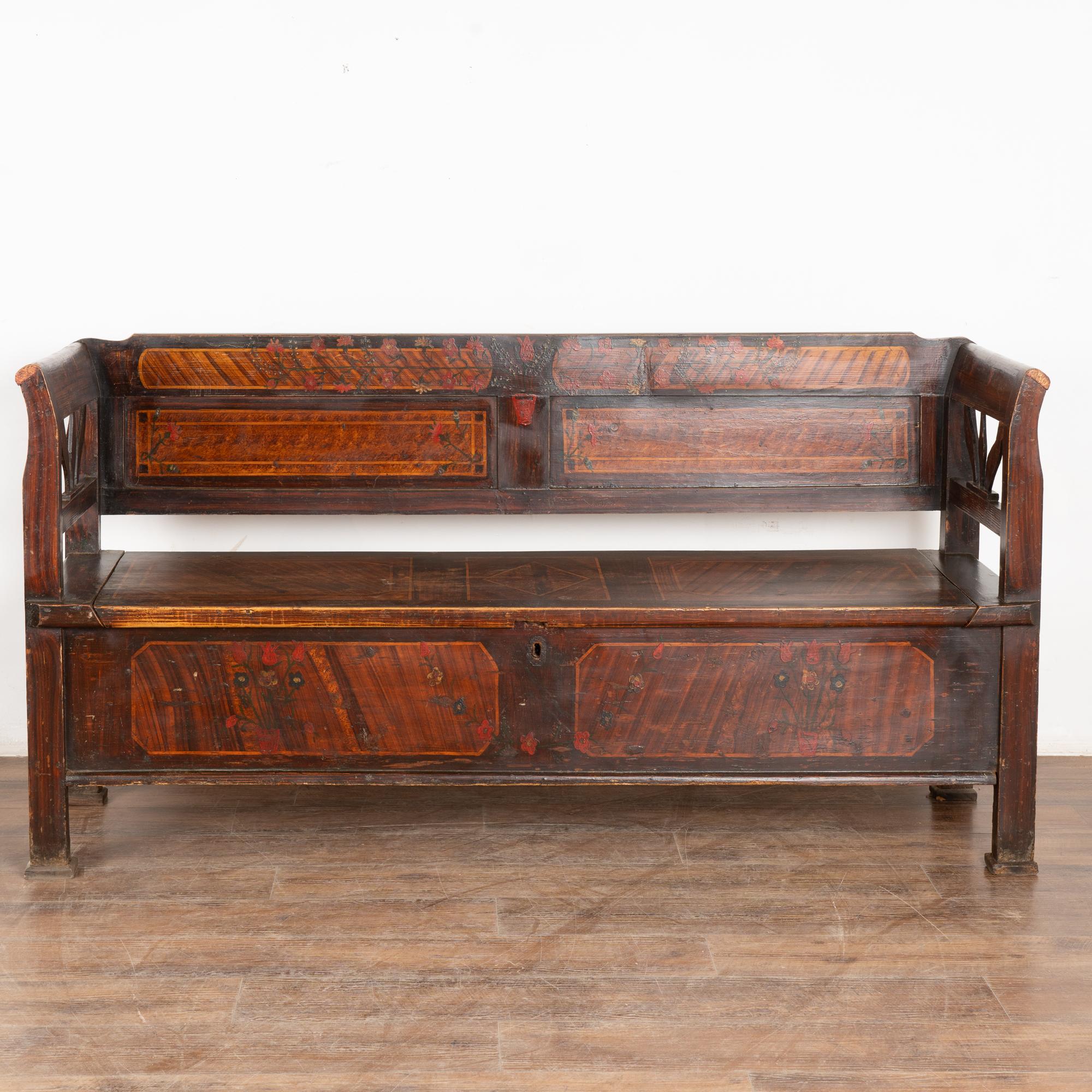Hongrois Banc d'origine en pin peint du 19ème siècle avec rangement, Hongrie en vente