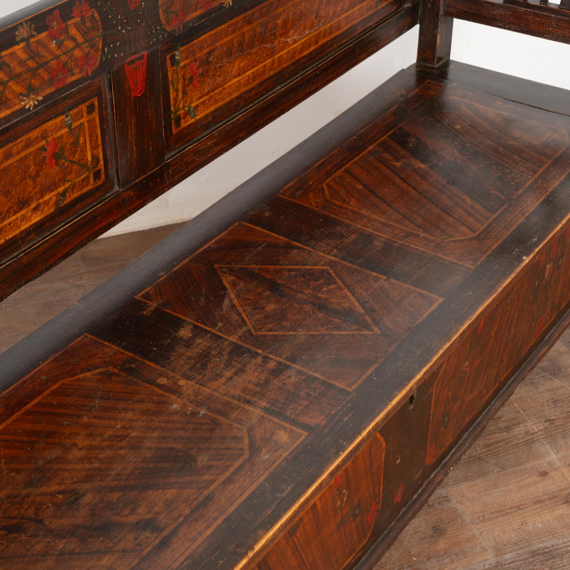 Banc d'origine en pin peint du 19ème siècle avec rangement, Hongrie en vente 1