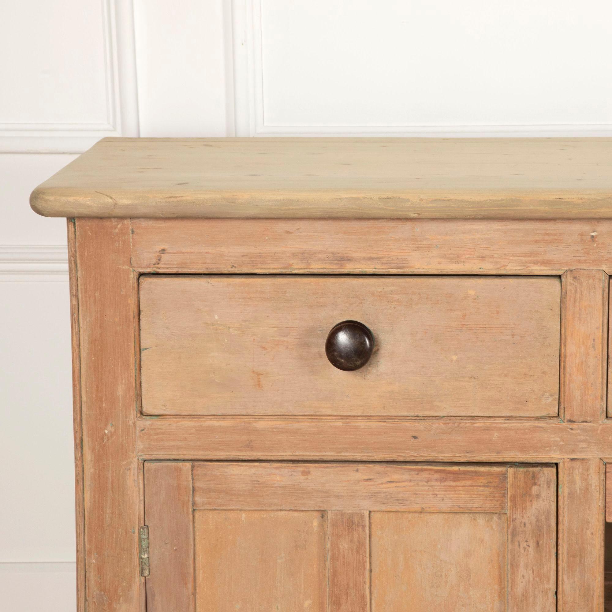 Legno Base per comò in pino dipinto originale del XIX secolo in vendita