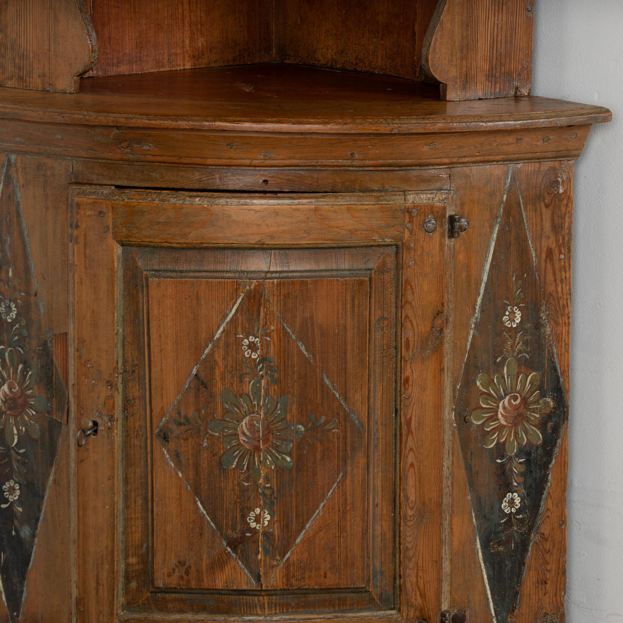 Armoire d'angle en pin suédois peint d'origine du 19e siècle en vente 3