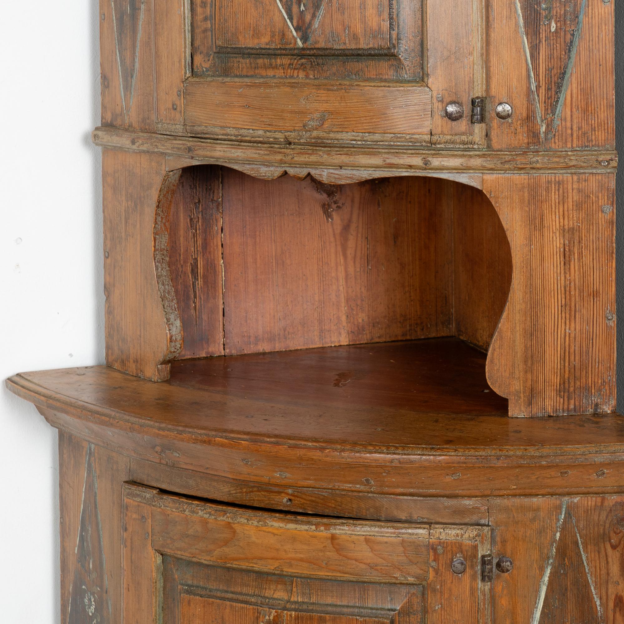 Armoire d'angle en pin suédois peint d'origine du 19e siècle en vente 4
