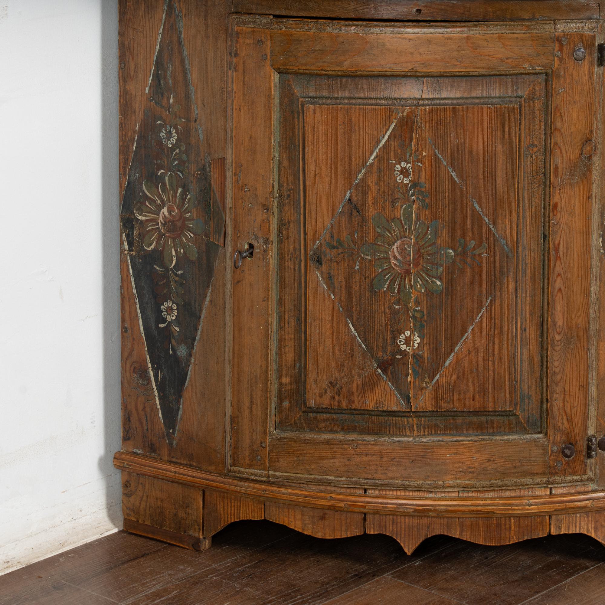 Armoire d'angle en pin suédois peint d'origine du 19e siècle en vente 5