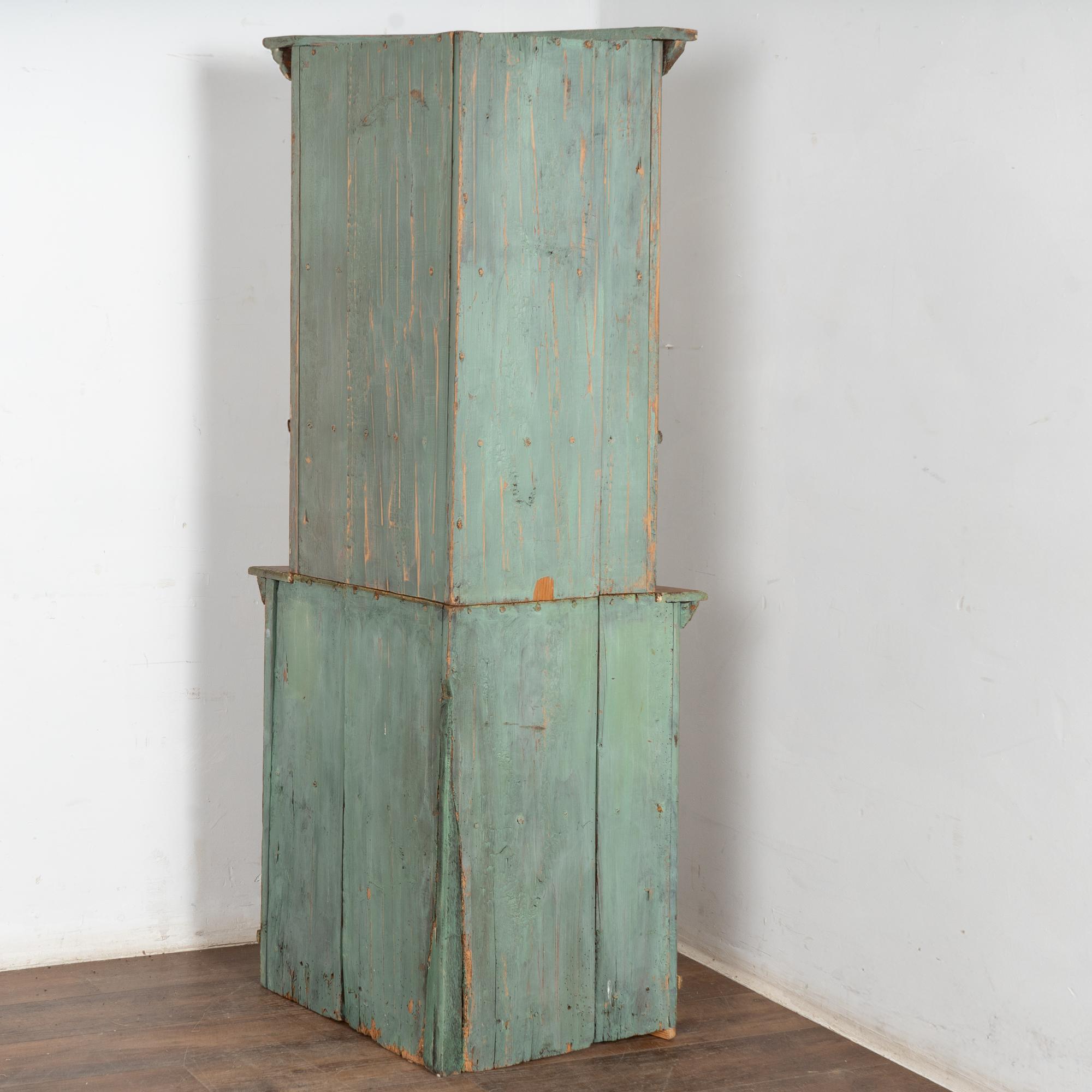 Armoire d'angle en pin suédois peint d'origine du 19e siècle en vente 6
