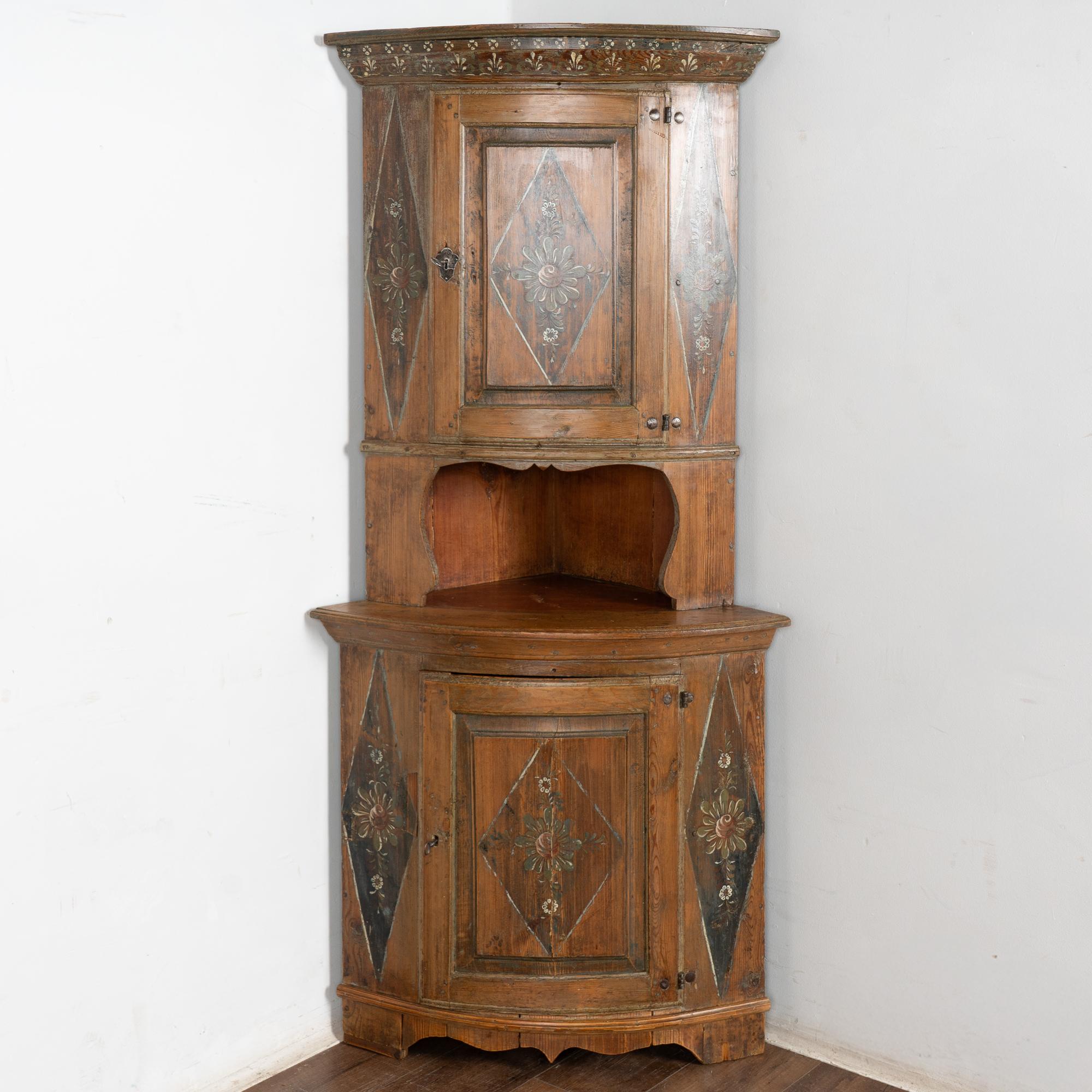 Ce meuble d'angle original en pin peint est un excellent exemple de l'artisanat suédois avec des peintures et des motifs traditionnels de l'art populaire.
Notez la patine profonde du pin naturel, qui s'est enrichie au fil des années d'utilisation.