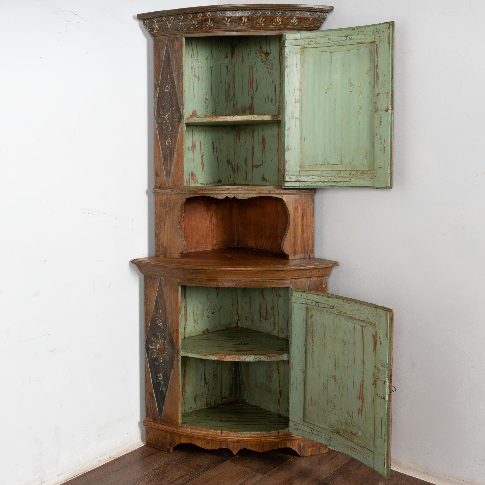 Country Armoire d'angle en pin suédois peint d'origine du 19e siècle en vente