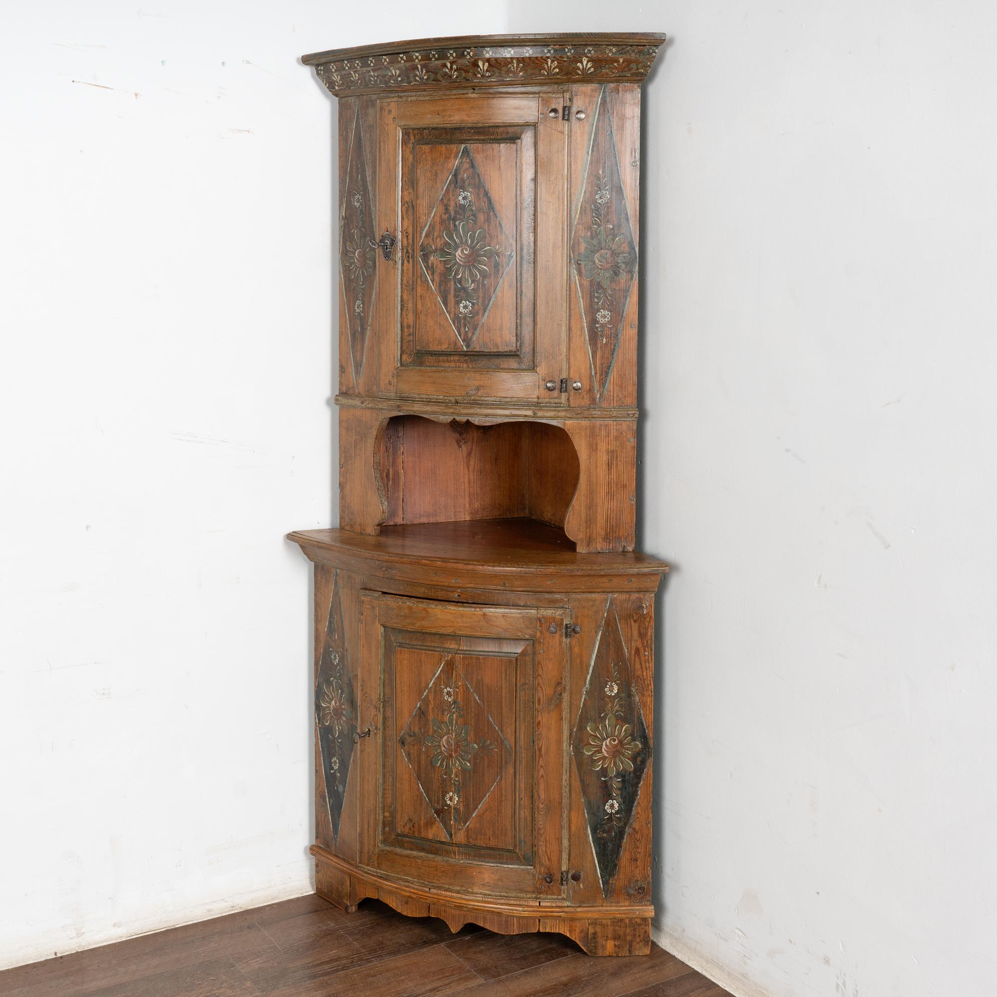 Suédois Armoire d'angle en pin suédois peint d'origine du 19e siècle en vente