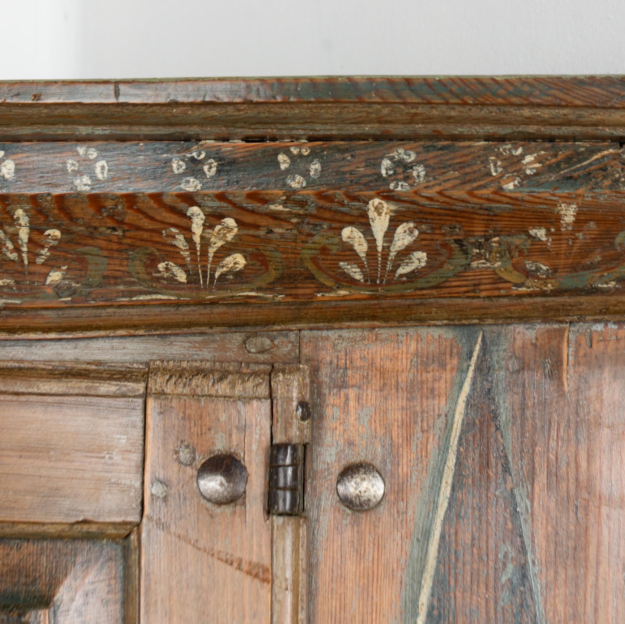 XIXe siècle Armoire d'angle en pin suédois peint d'origine du 19e siècle en vente