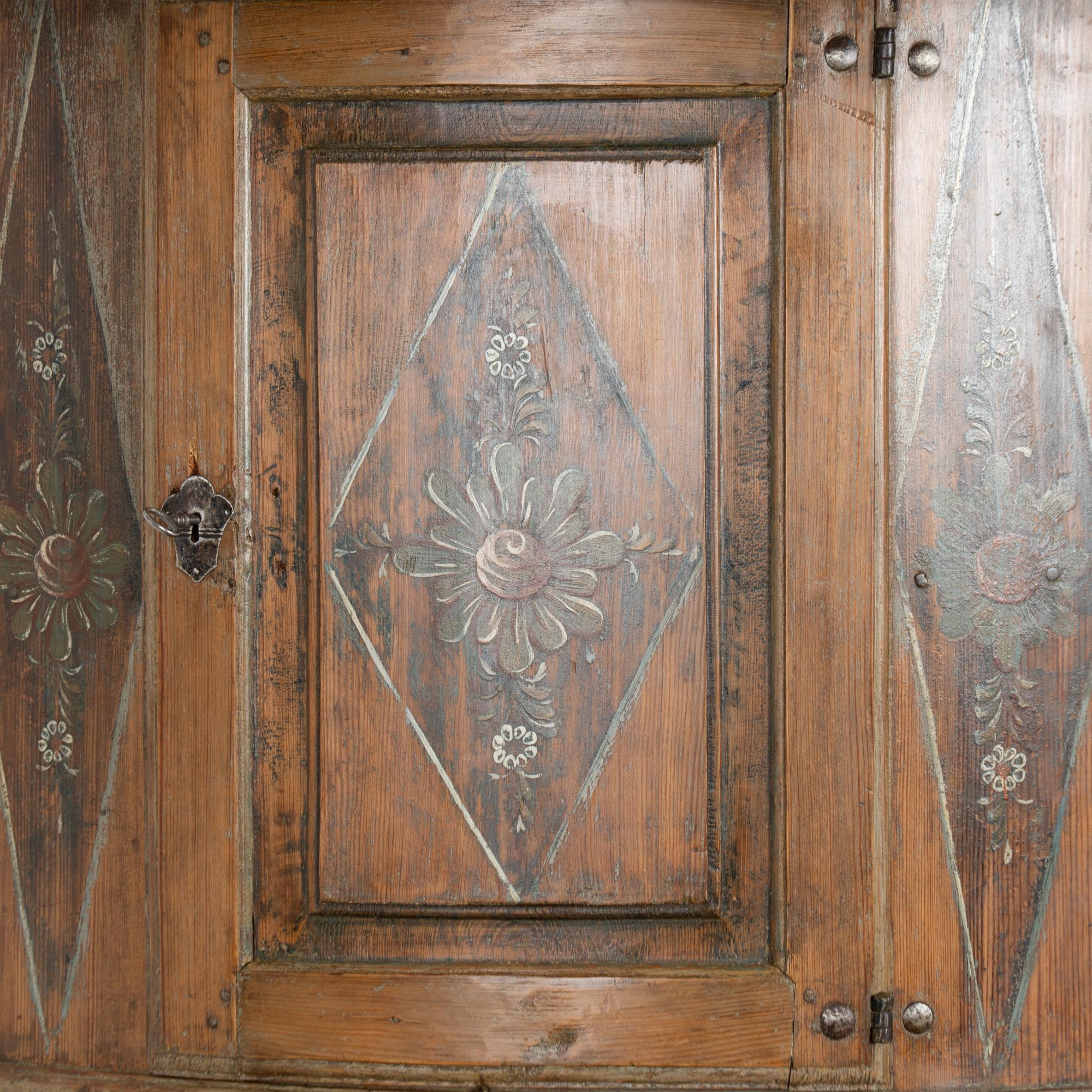Pin Armoire d'angle en pin suédois peint d'origine du 19e siècle en vente
