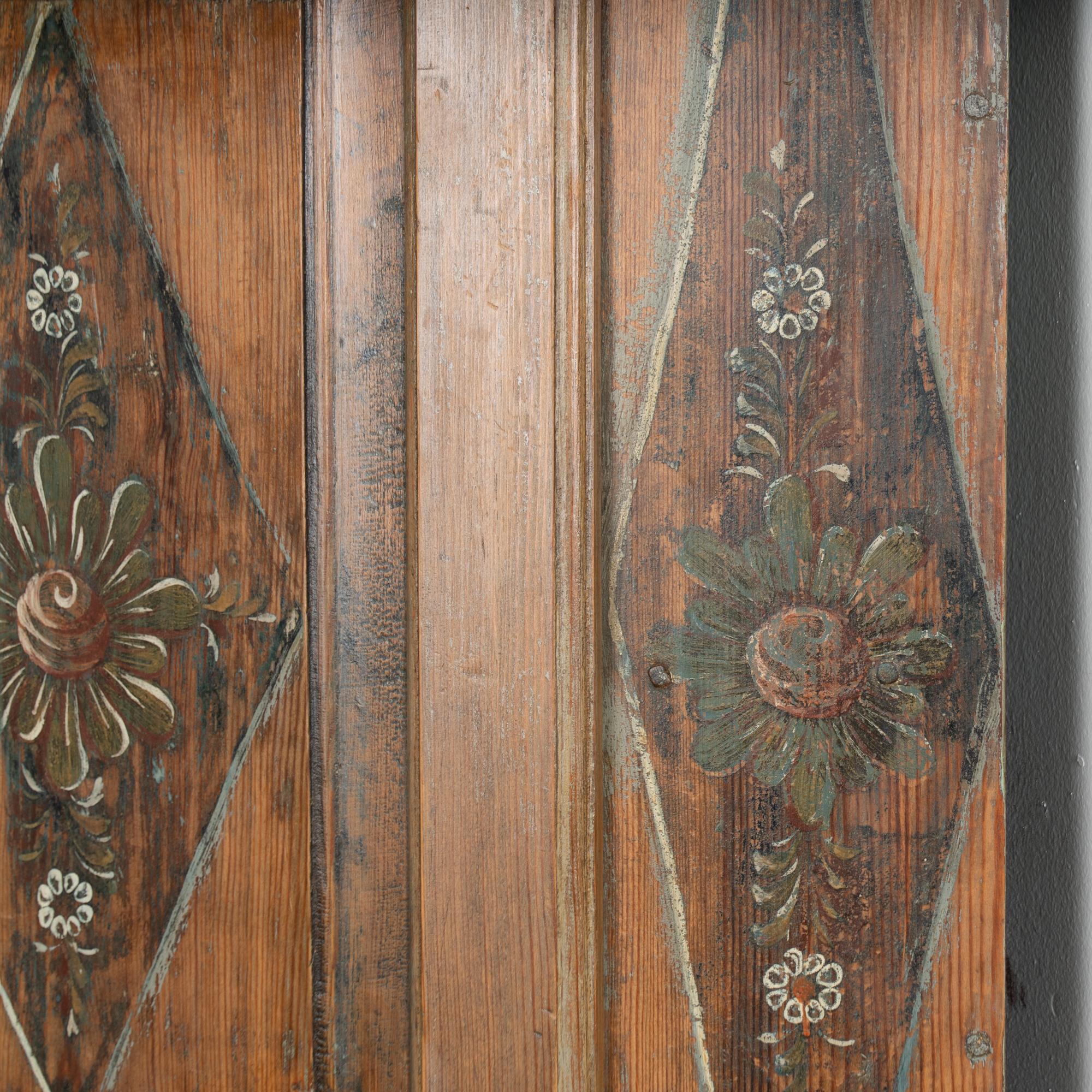 Armoire d'angle en pin suédois peint d'origine du 19e siècle en vente 1