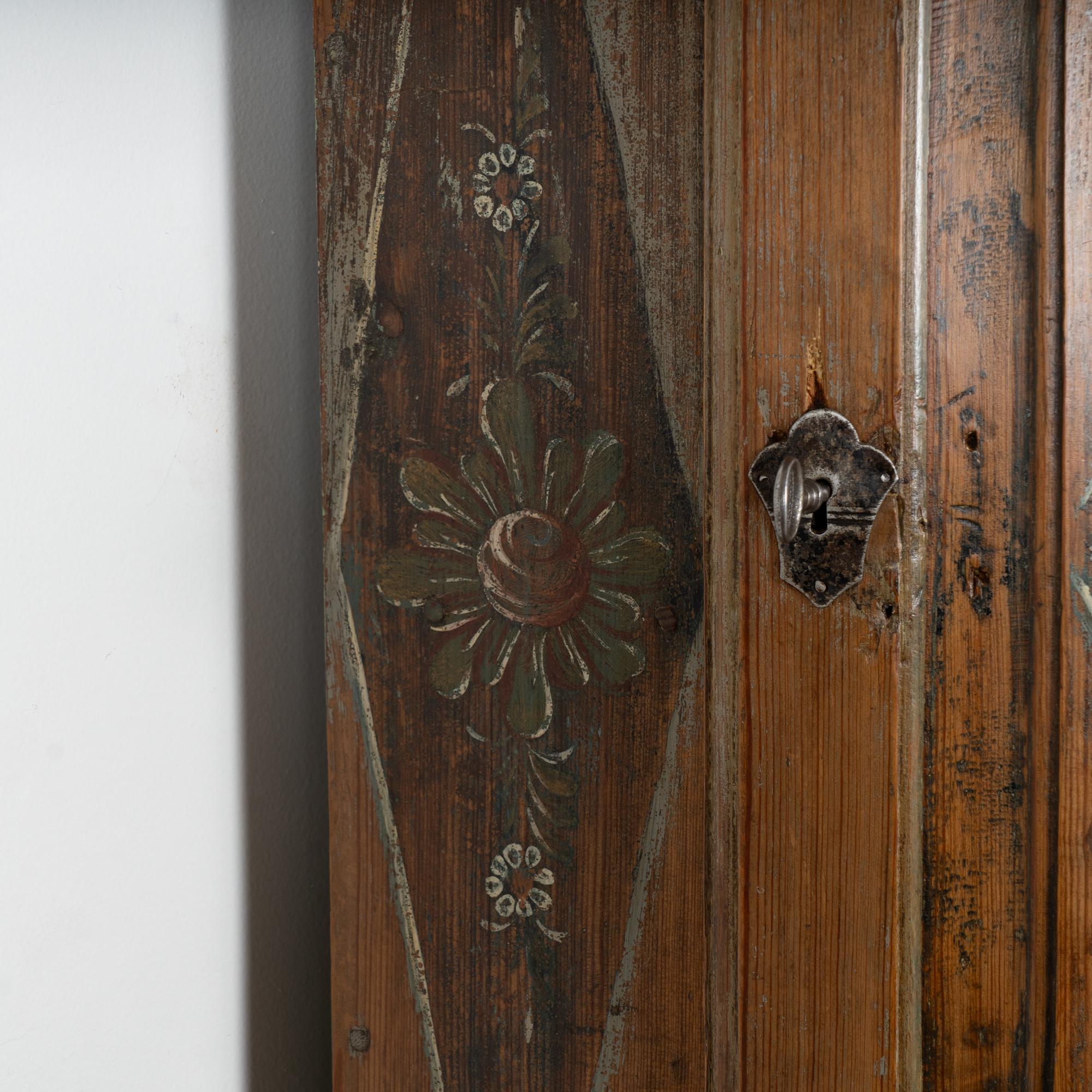 Armoire d'angle en pin suédois peint d'origine du 19e siècle en vente 2