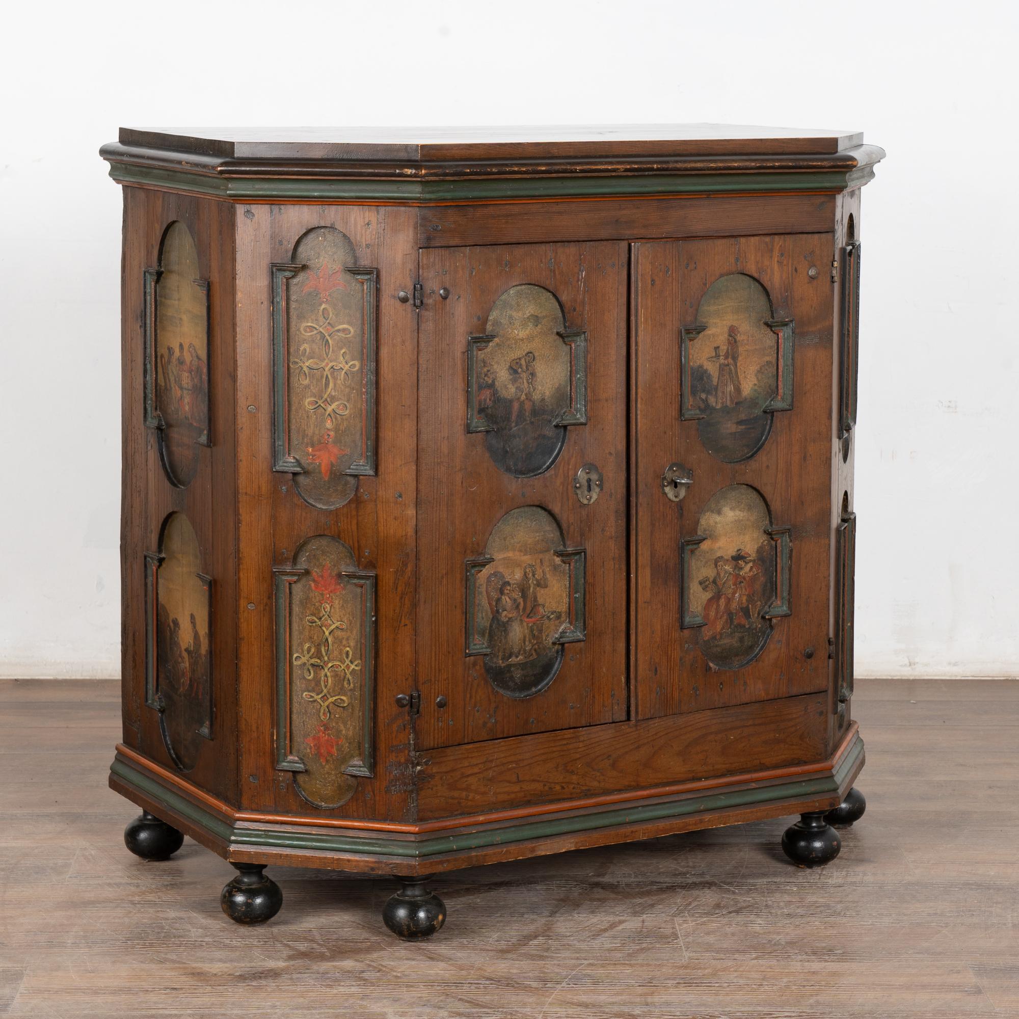 Mentre è possibile trovare spesso bauli svedesi originali dipinti, è difficile trovare un mobile o una credenza con un'eccezionale pittura originale folk art come questa.
Ognuno degli otto pannelli presenta una serie di figure diverse, mentre i