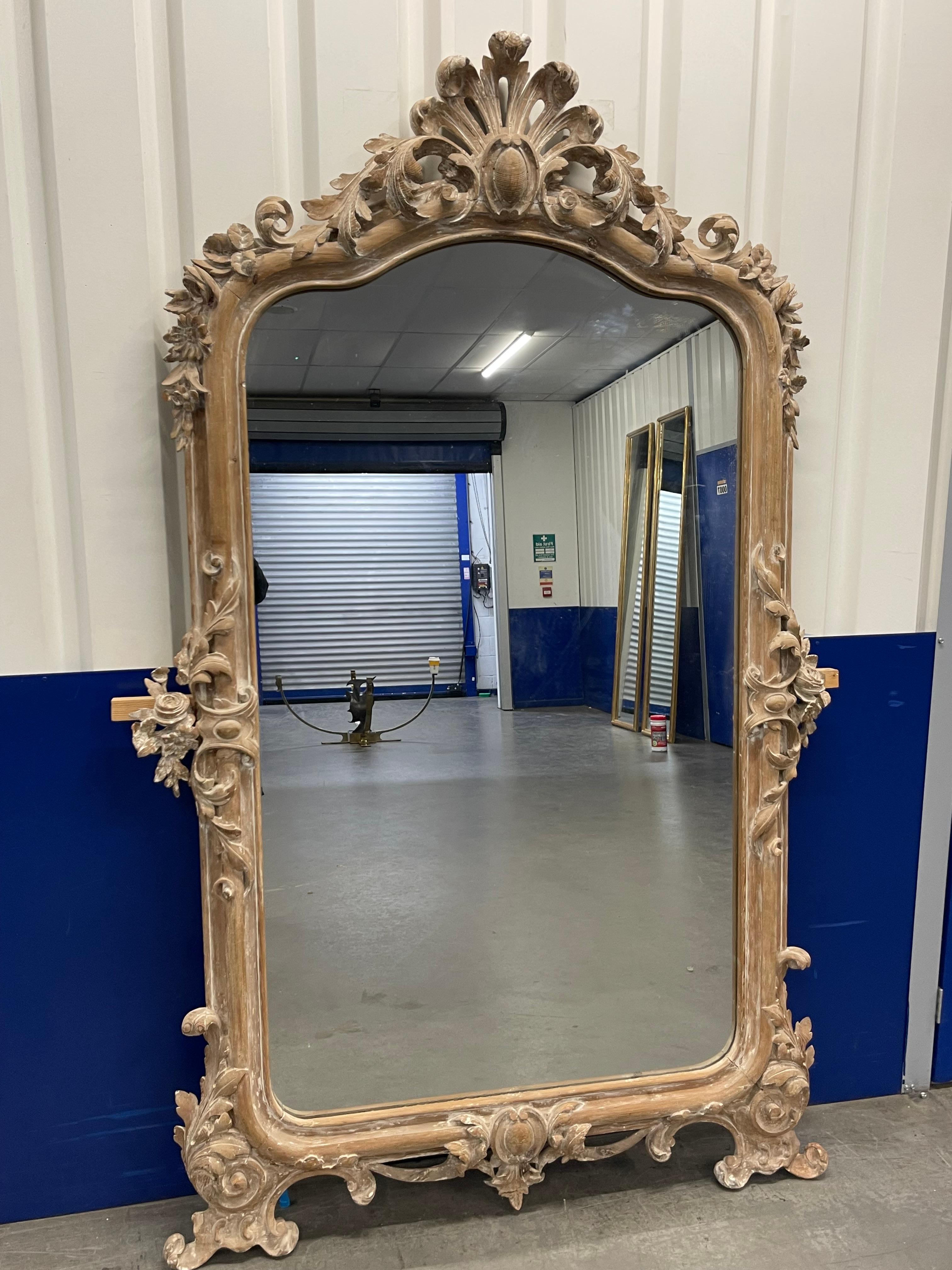 19e siècle Miroir original de style rococo avec le caractère plus rustique et chaleureux du bois de pin.

Les détails rococo présentent des formes irrégulières, des lignes fluides et des courbes fidèles à l'aspect non symétrique du style. Elle
