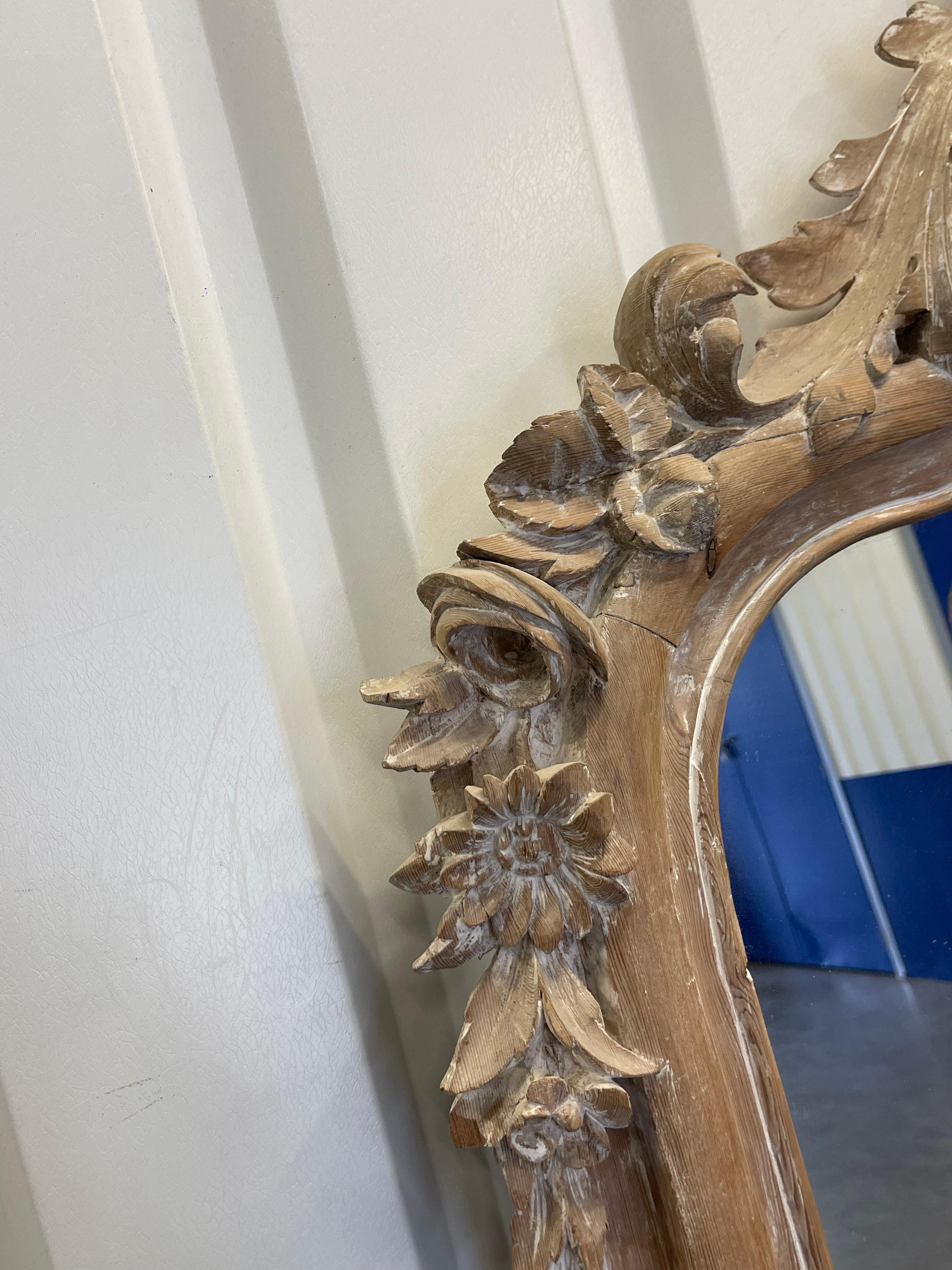 Sculpté à la main Miroir rocococo original en bois de pin du 19ème siècle en vente