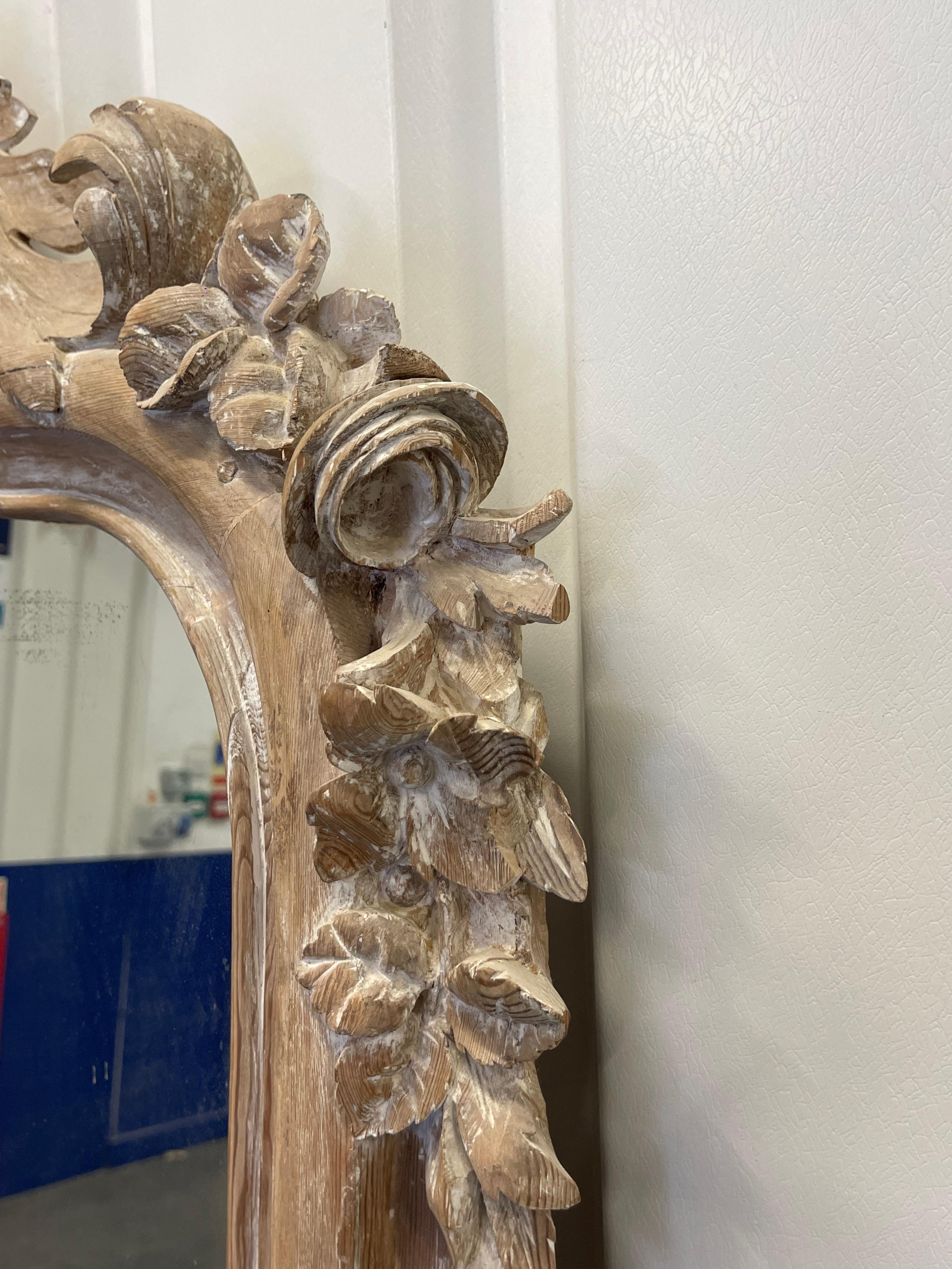 Miroir rocococo original en bois de pin du 19ème siècle Bon état - En vente à Southall, GB