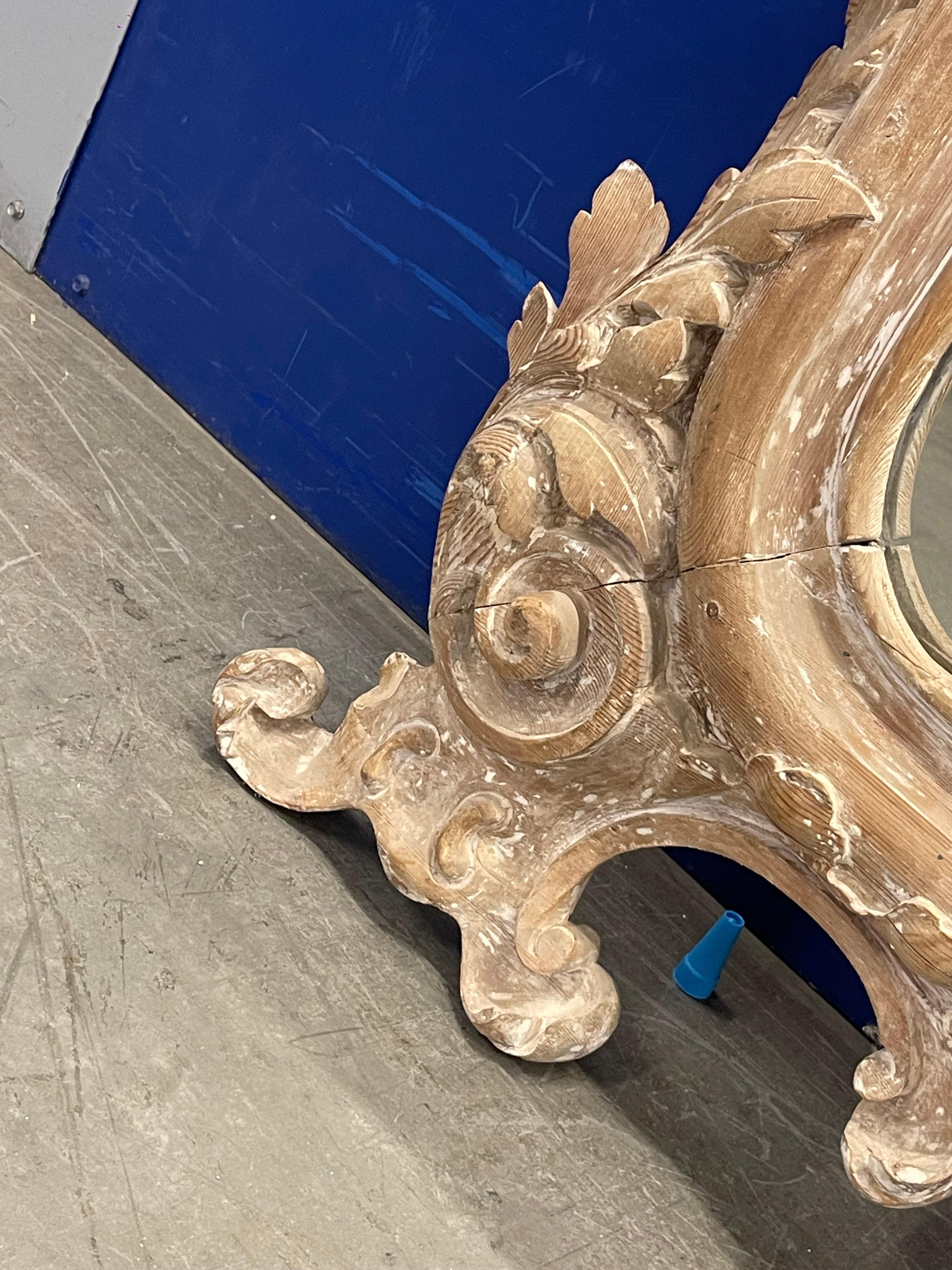 Miroir rocococo original en bois de pin du 19ème siècle en vente 1