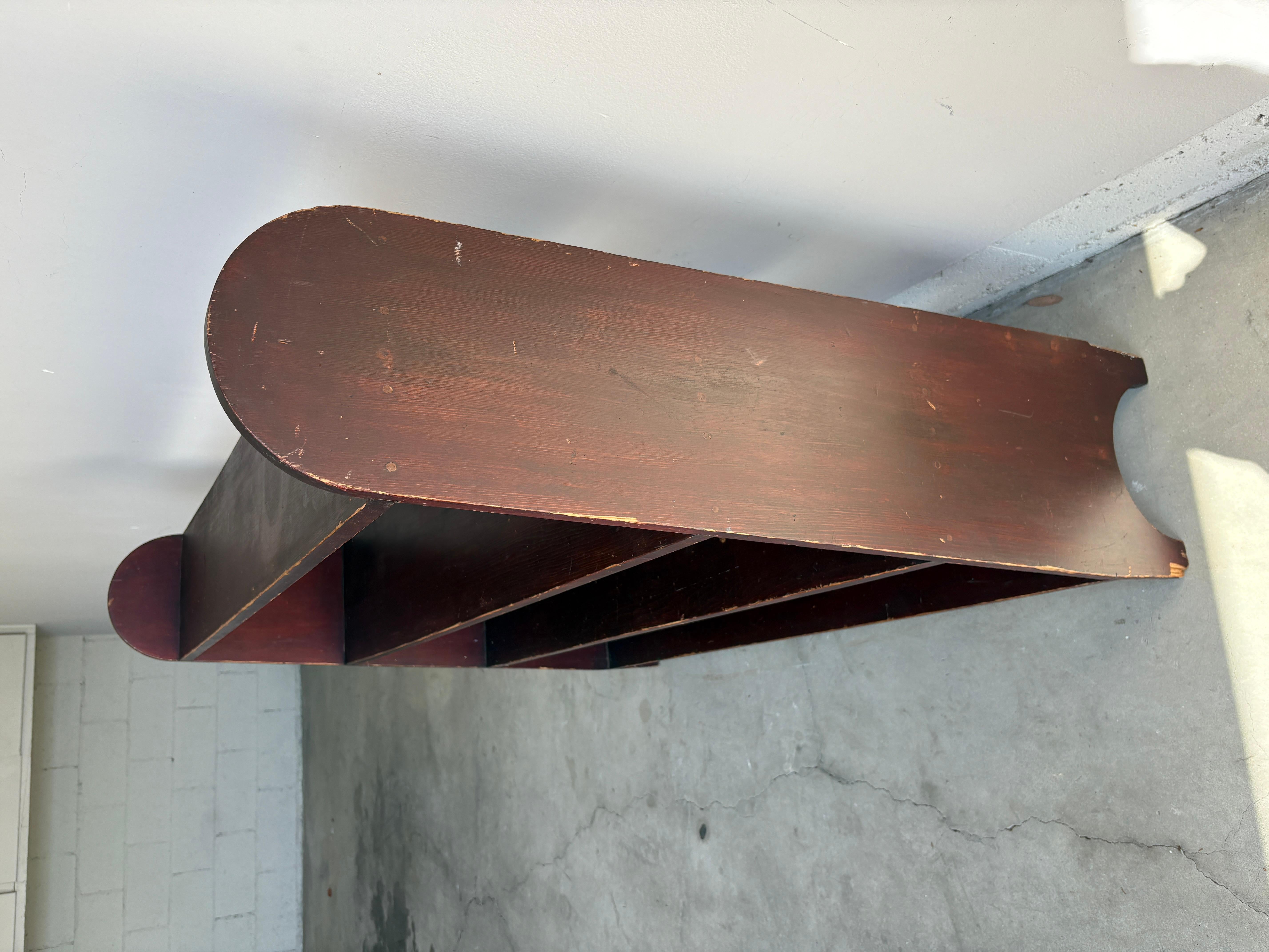 Etagère en bois de Pennsylvanie fabriquée à la main. Étagère à quatre niveaux d'une grande stabilité. La magnifique teinte rouge a une grande tonalité. Belle patine de la carrosserie. Très solide et robuste.