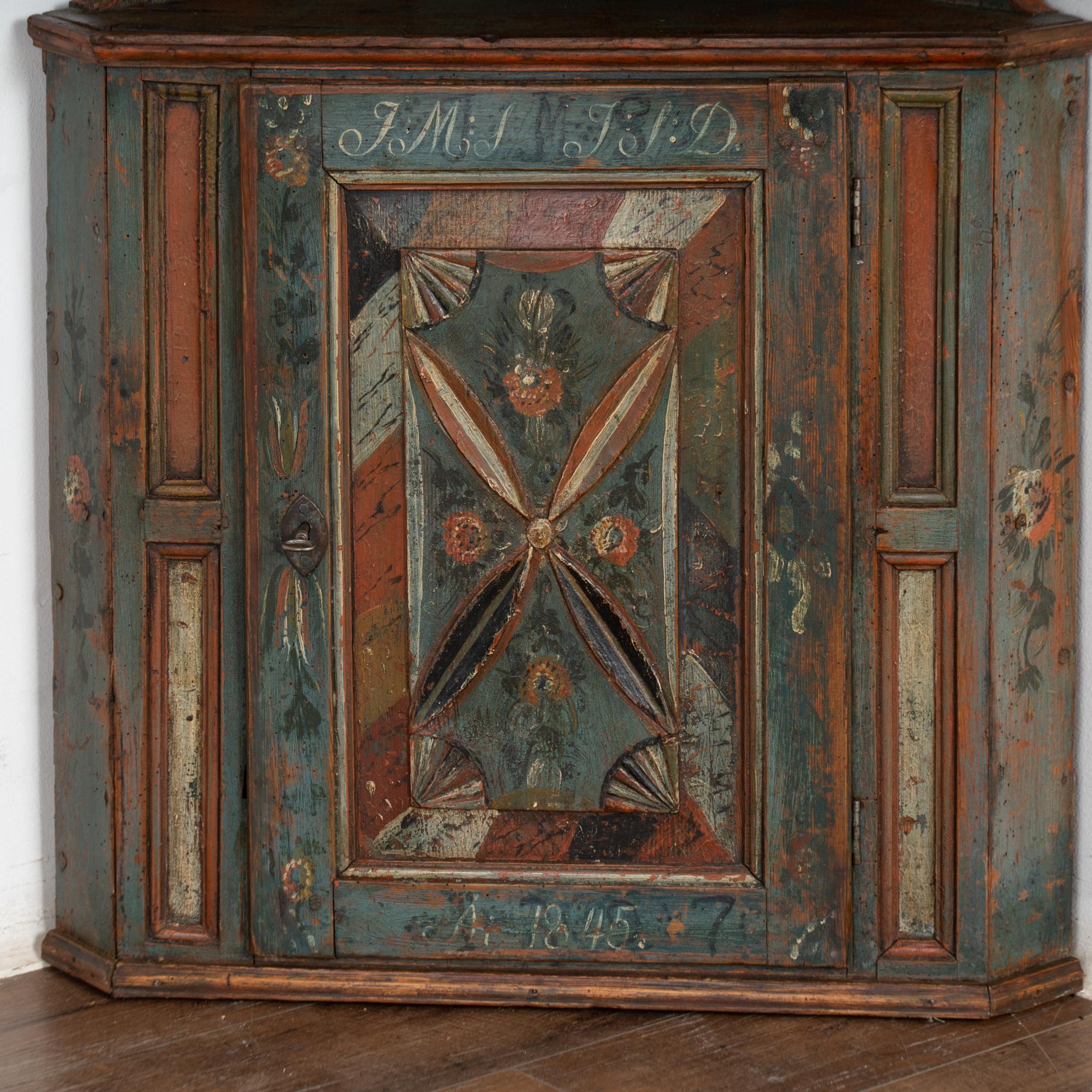 Armario esquinero original sueco del siglo XIX pintado de azul en venta 4
