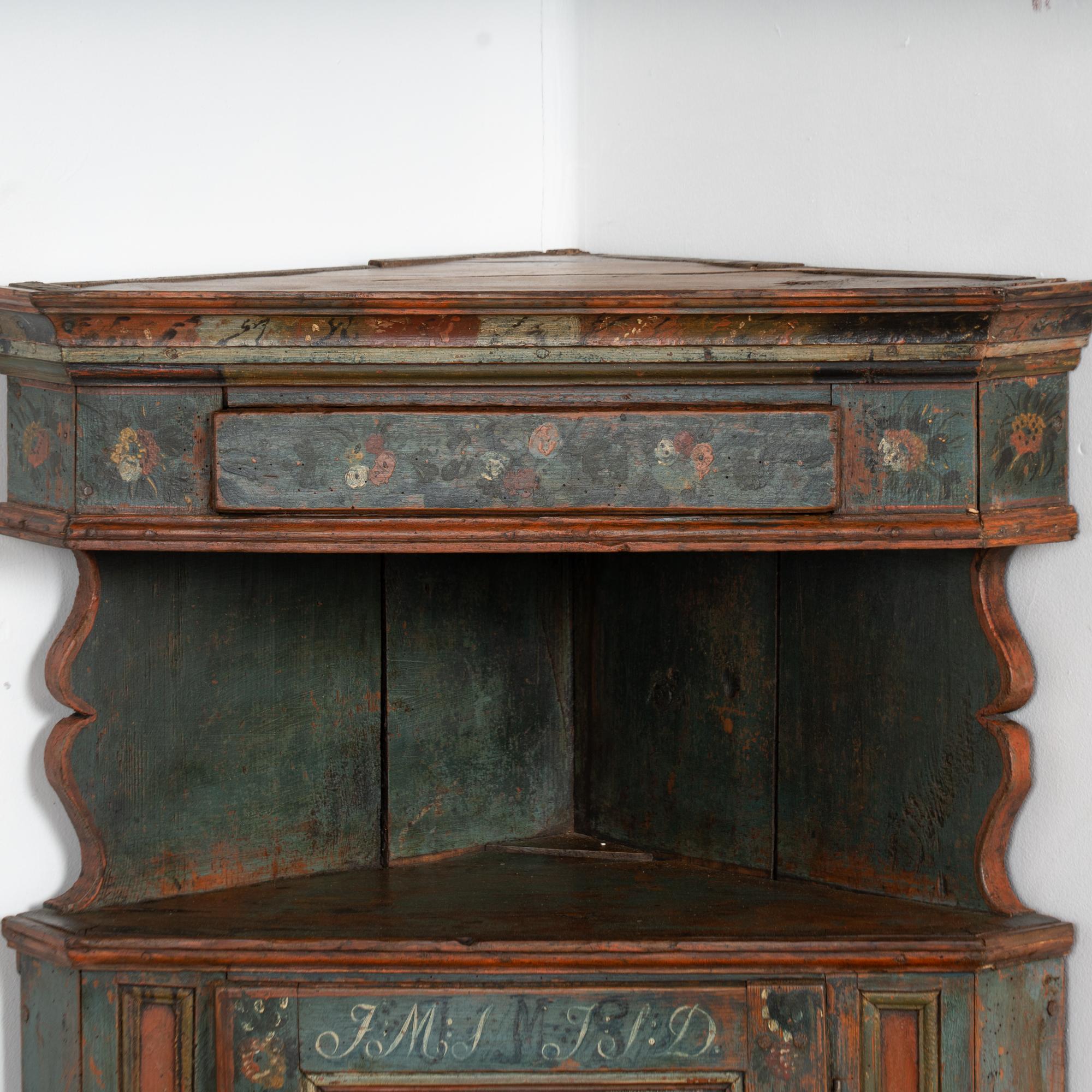 Armario esquinero original sueco del siglo XIX pintado de azul Sueco en venta
