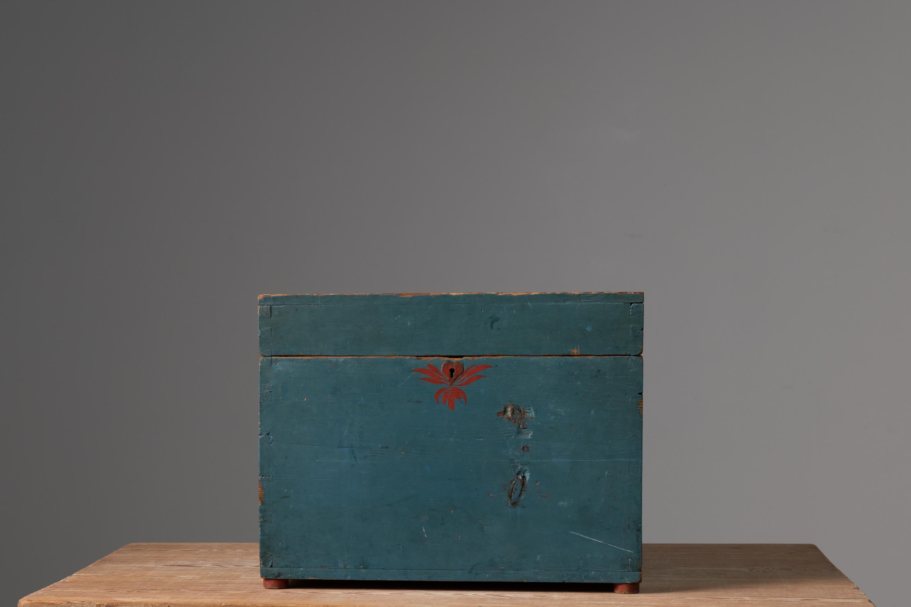 Kasten aus nordschwedischer Blaukiefer aus Hälsingland in Nordschweden. Die Kiste stammt aus dem 19. Jahrhundert und wahrscheinlich aus dem Dorf Norrala. Die Schachtel war wahrscheinlich ein Friargåva, ein Geschenk eines Mannes an die Frau, die er