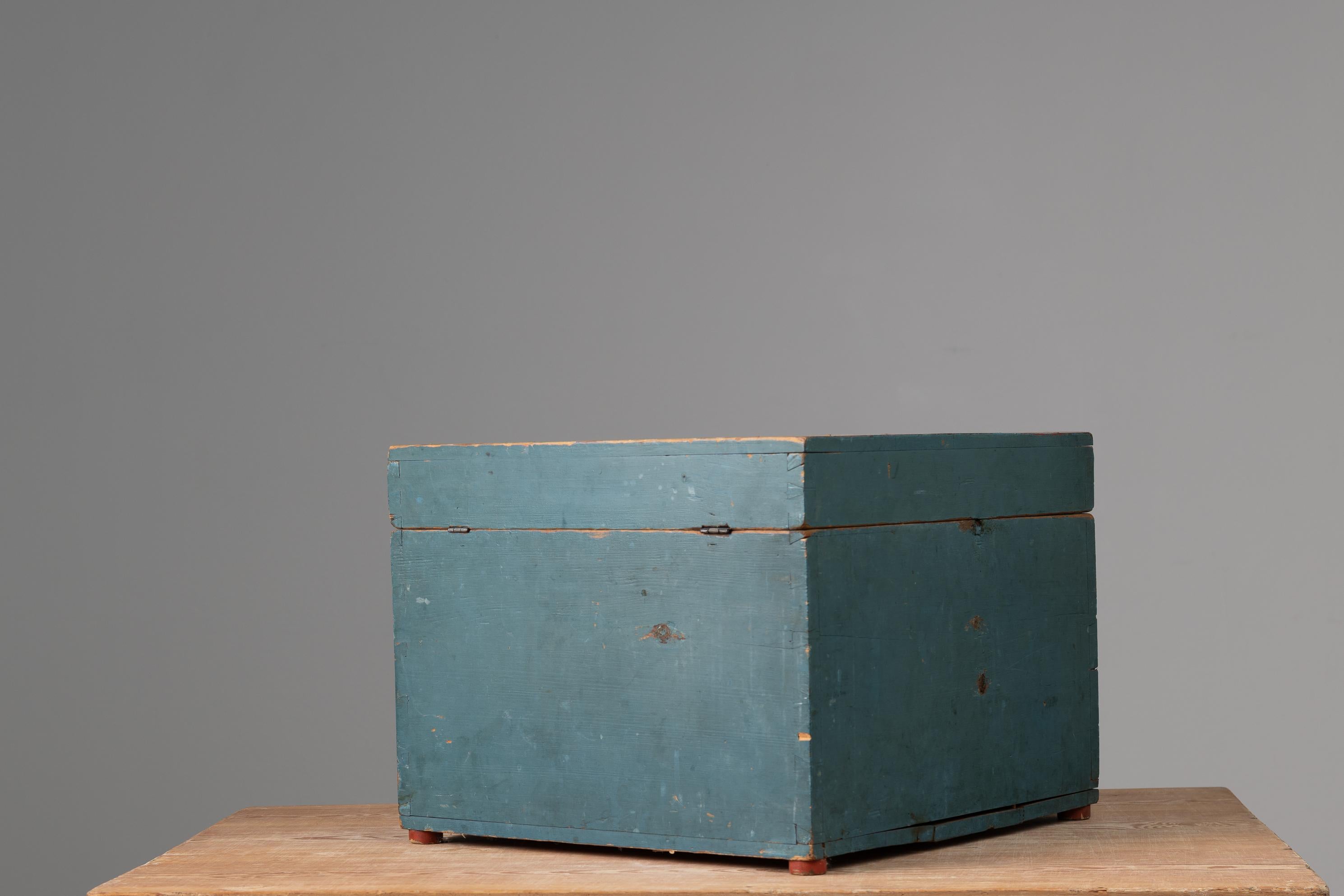 19th Century Original Swedish Blue Pine Box In Good Condition For Sale In Kramfors, SE