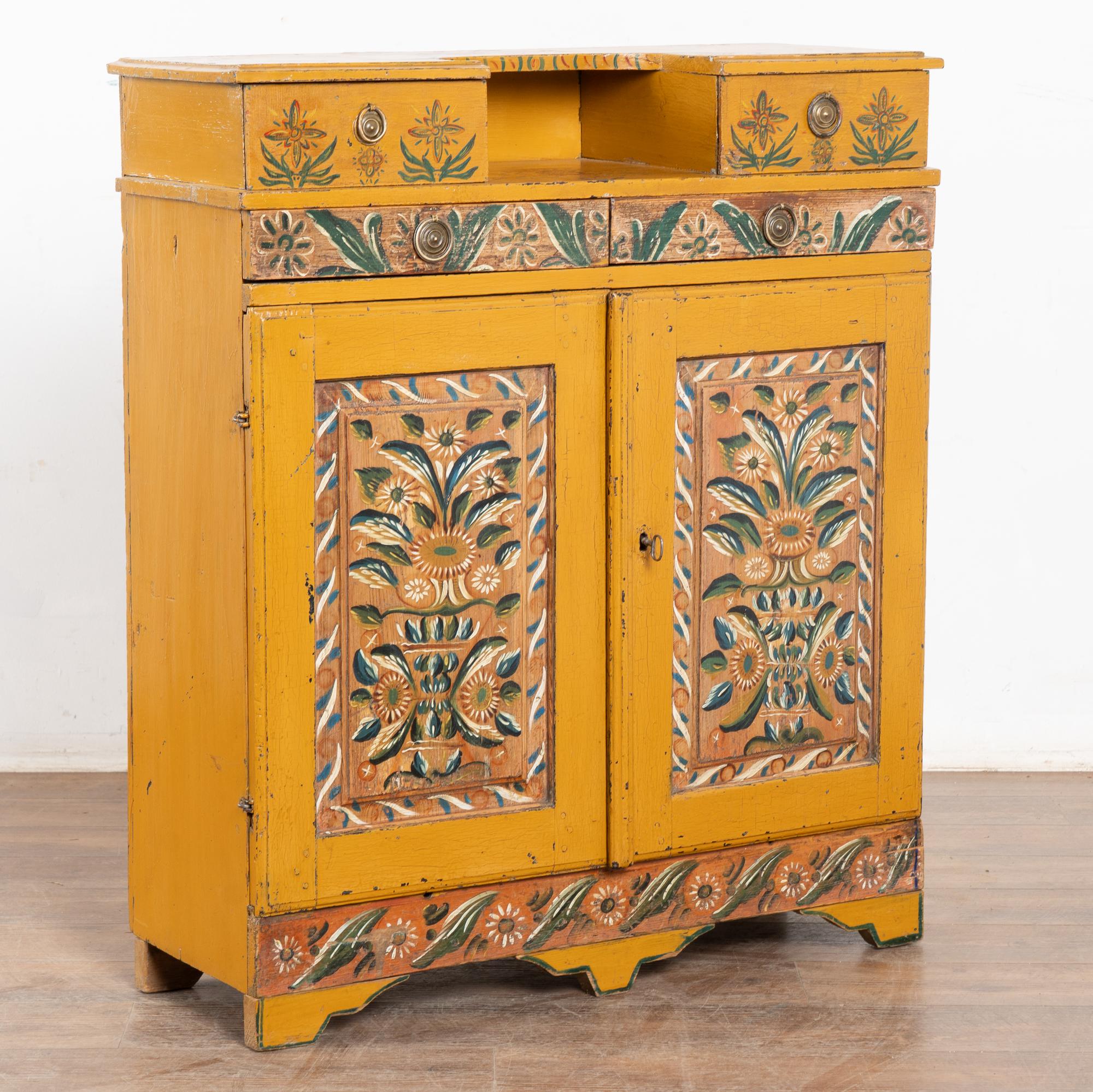 Dieses originell bemalte Sideboard aus Kiefernholz mit traditionellen Blumenmustern auf gelbem Hintergrund ist in leuchtenden Farben gehalten.
Bitte nehmen Sie sich einen Moment Zeit, um die Fotos in Nahaufnahme zu betrachten und die reizvollen