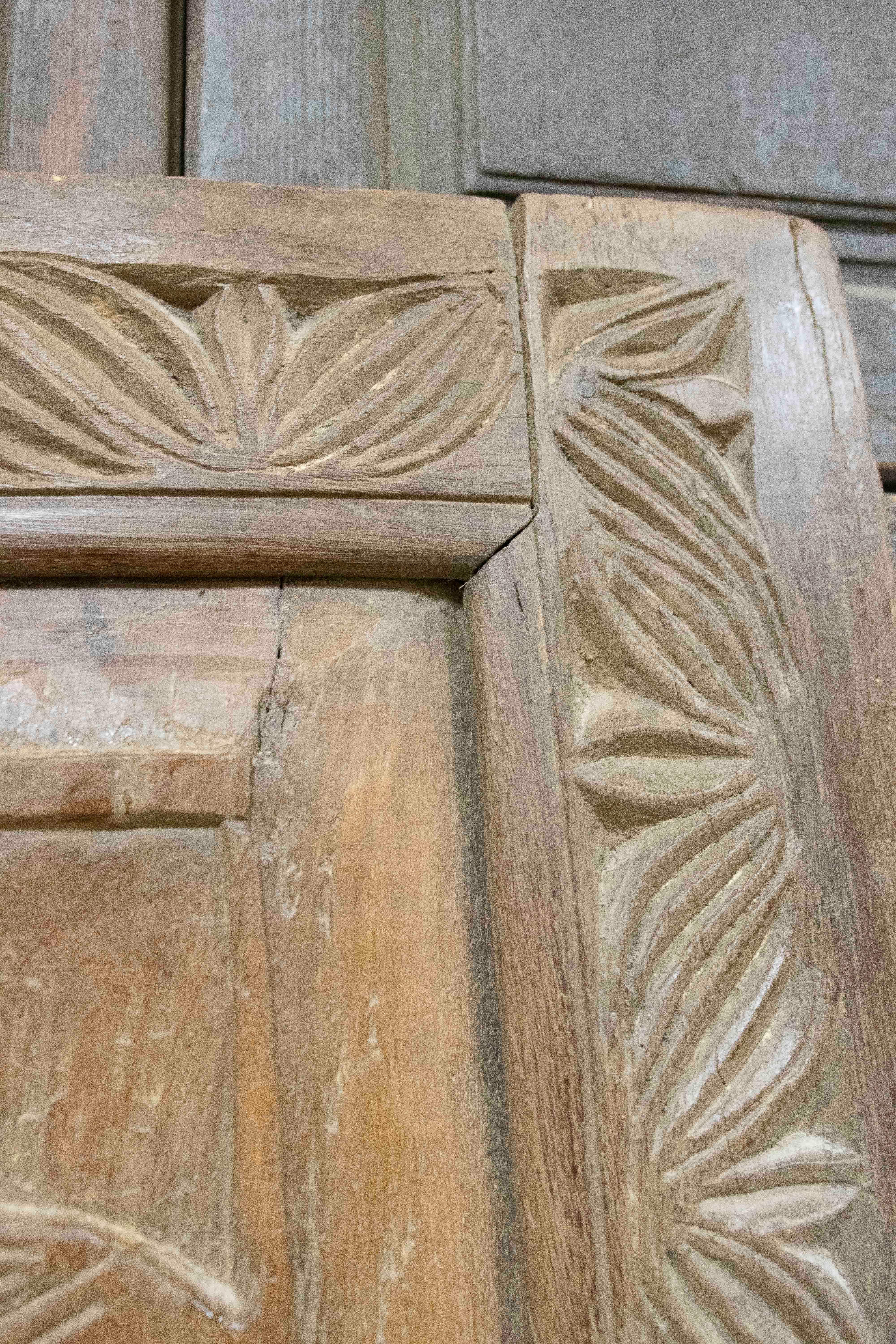 19th Century Orissa Hand-Carved Wooden Door with Animal Decoration For Sale 6