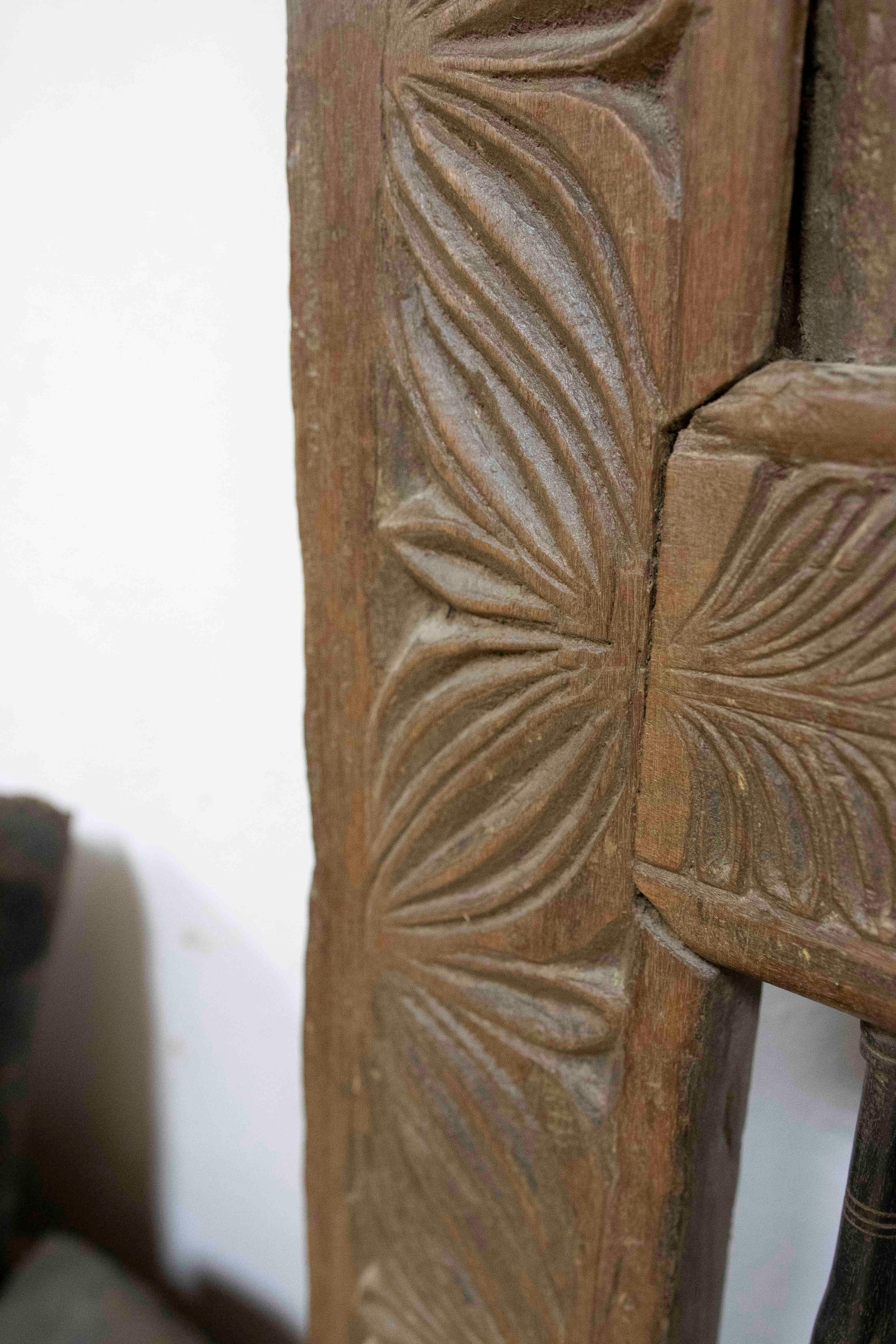 19th Century Orissa Hand-Carved Wooden Door with Animal Decoration For Sale 8