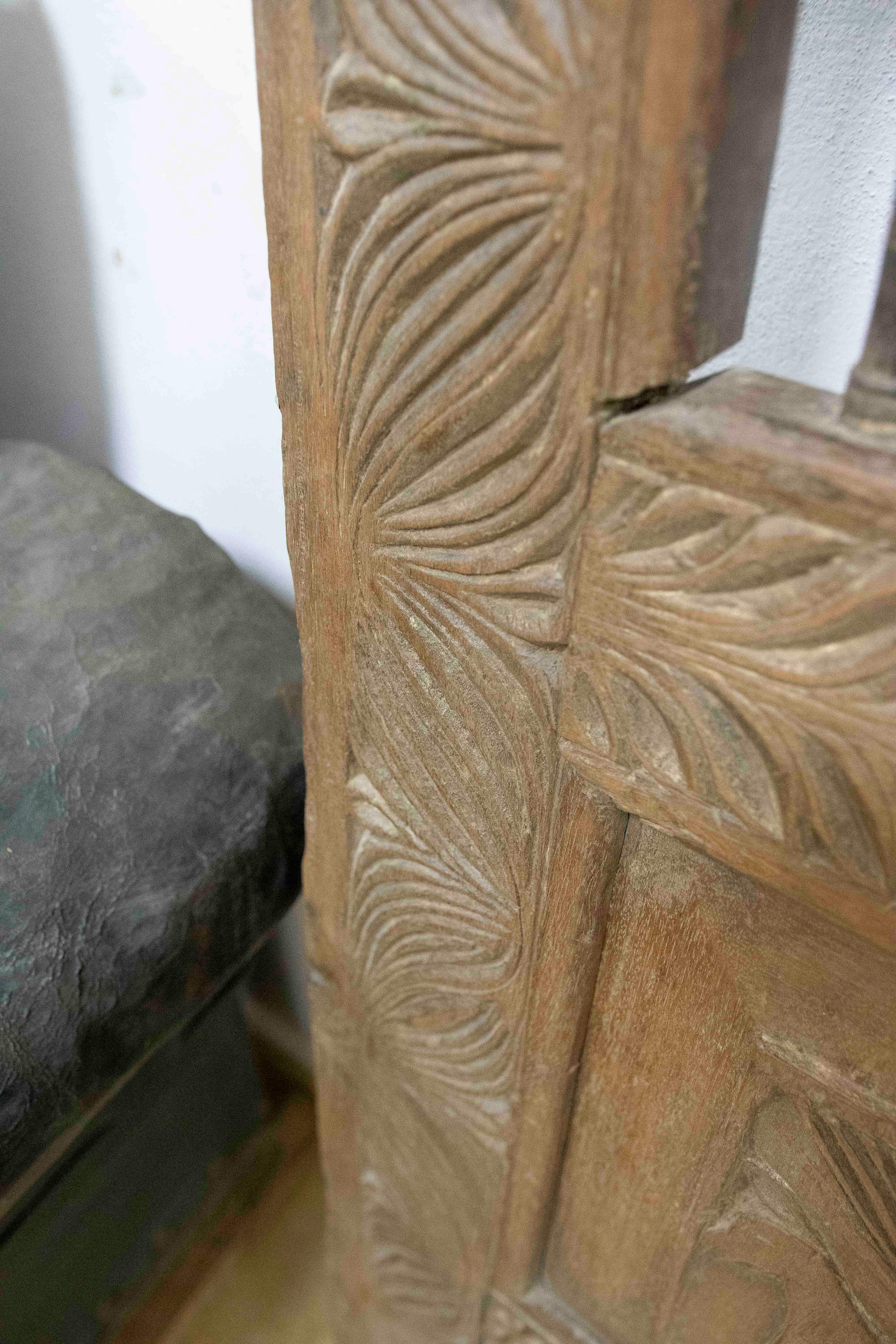19th Century Orissa Hand-Carved Wooden Door with Animal Decoration For Sale 10