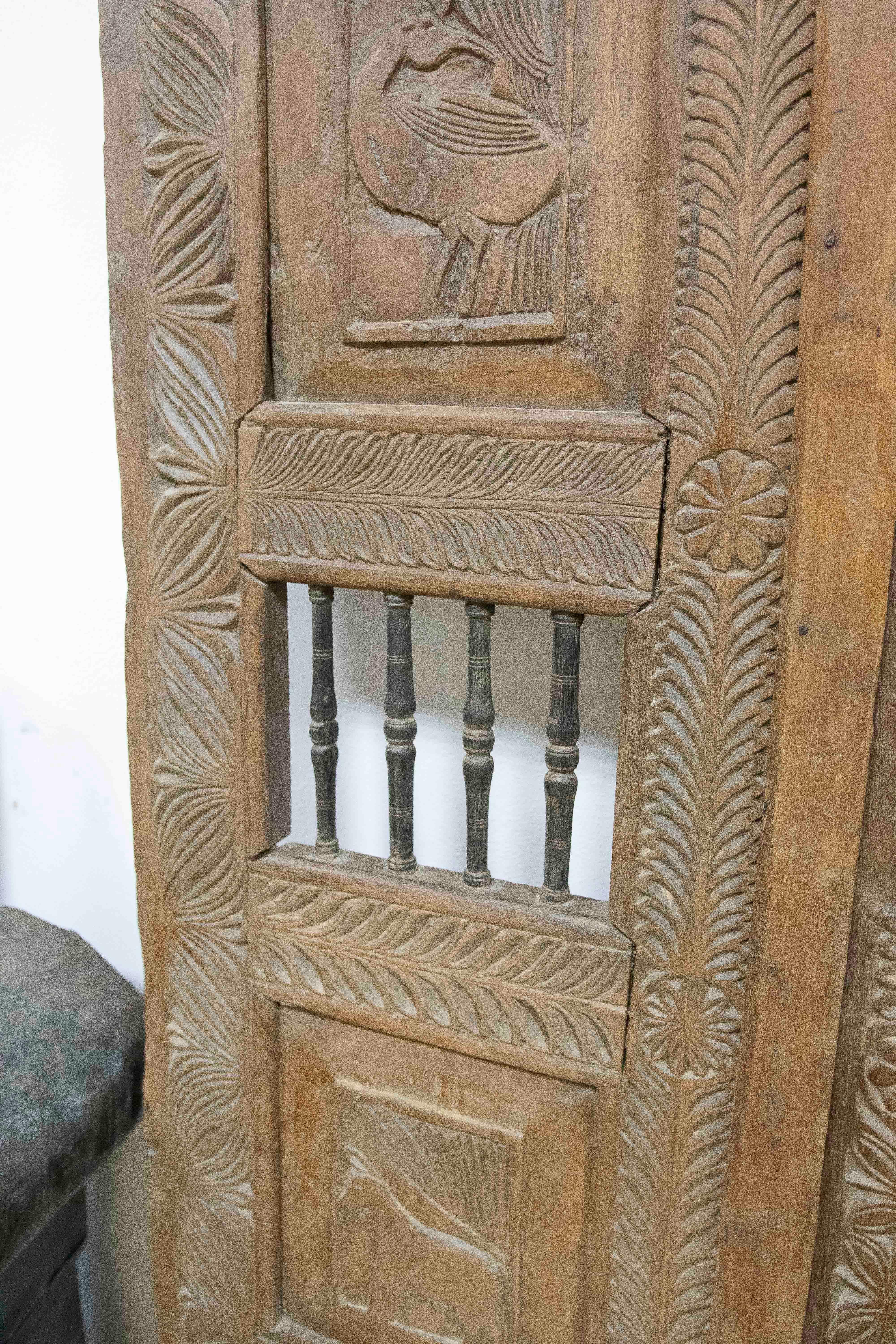 19th Century Orissa Hand-Carved Wooden Door with Animal Decoration In Good Condition For Sale In Marbella, ES