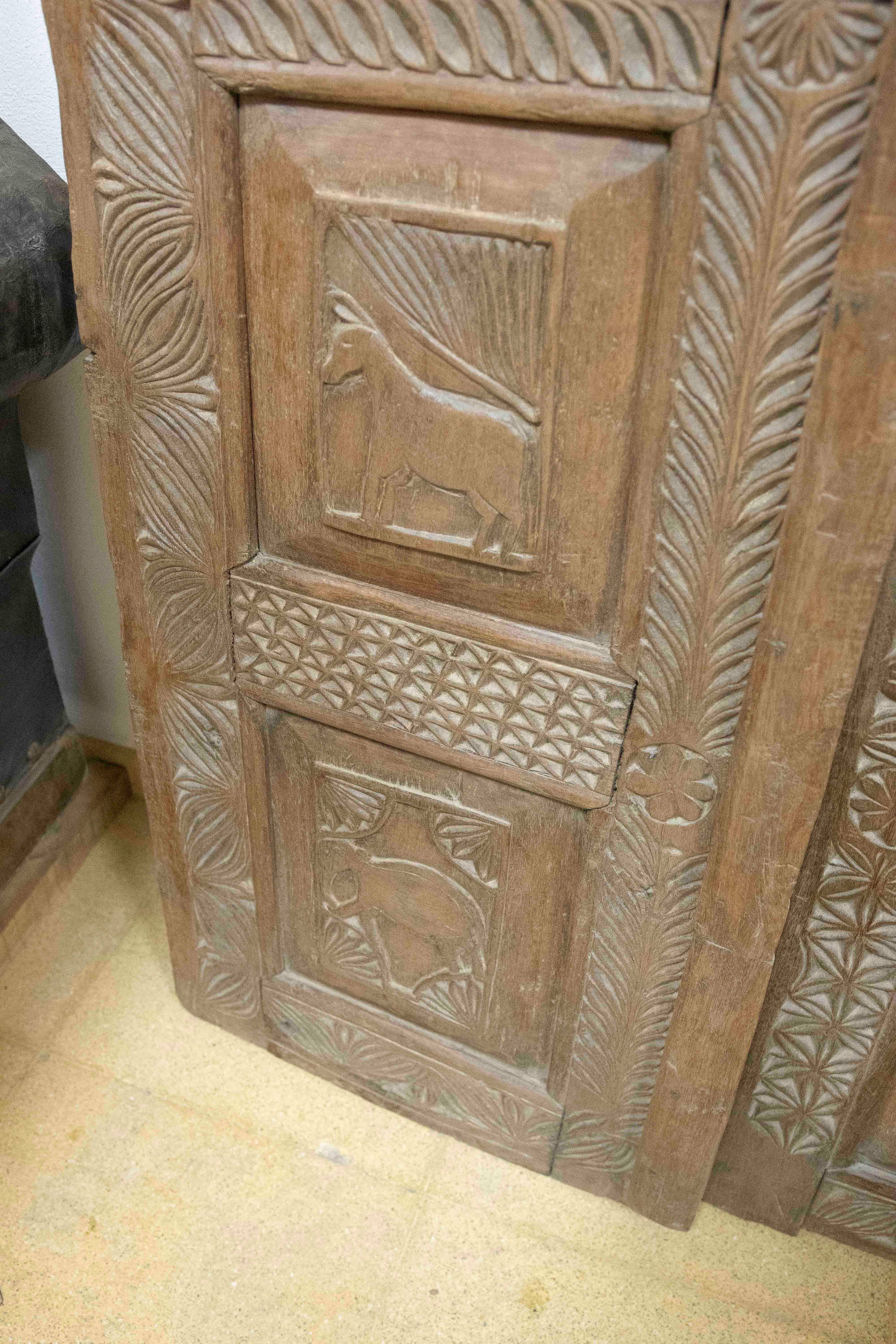 19th Century Orissa Hand-Carved Wooden Door with Animal Decoration For Sale 3