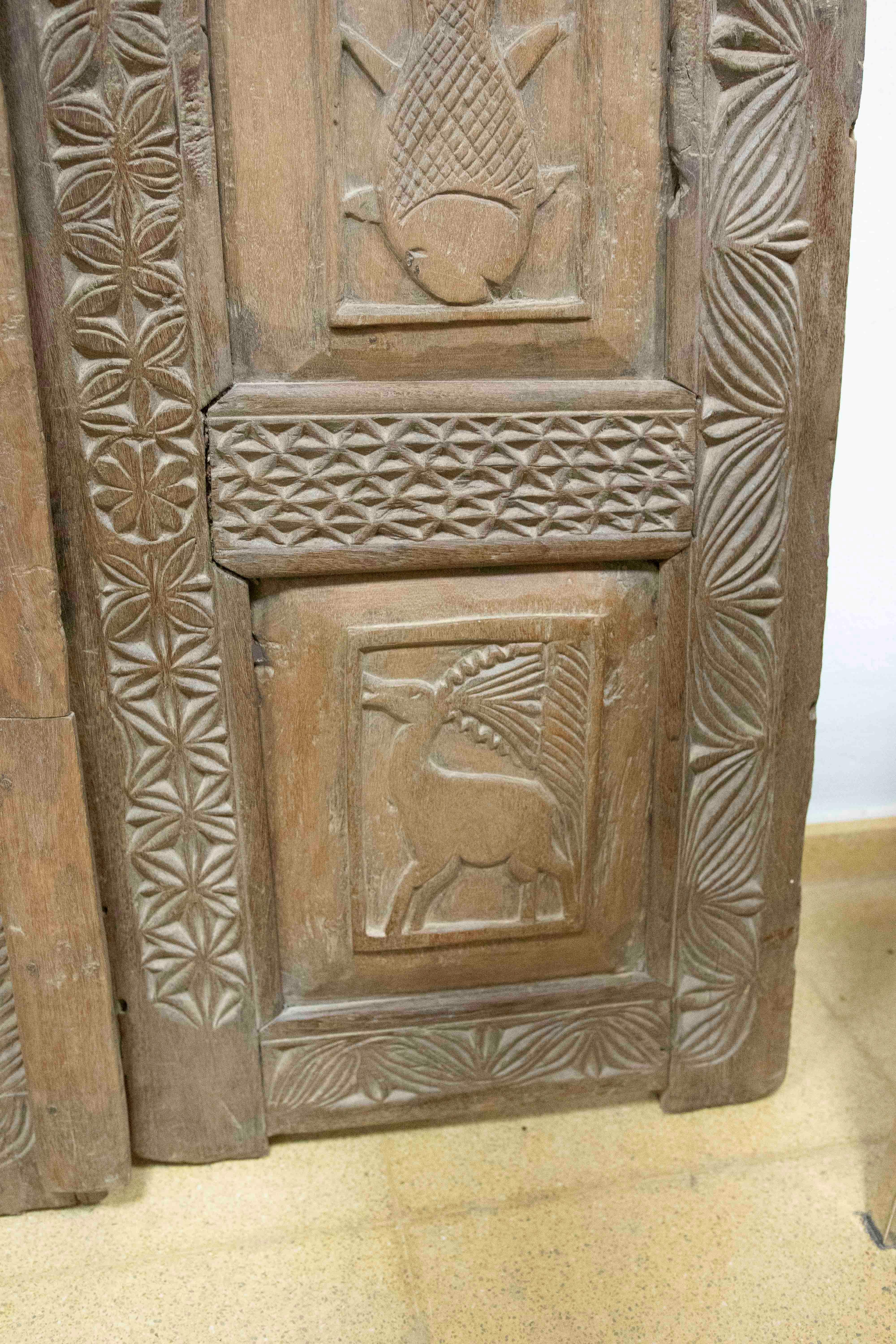 19th Century Orissa Hand-Carved Wooden Door with Animal Decoration For Sale 4