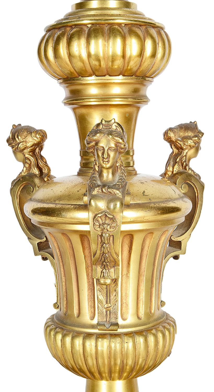 Ein beeindruckender französischer vergoldeter Ormolu-Kronleuchter mit zwölf Zweigen aus dem späten 19. Jahrhundert, mit einer zentralen kannelierten Urne, auf der drei klassische Frauenbüsten montiert sind, die sich bis zu den verschlungenen, nach