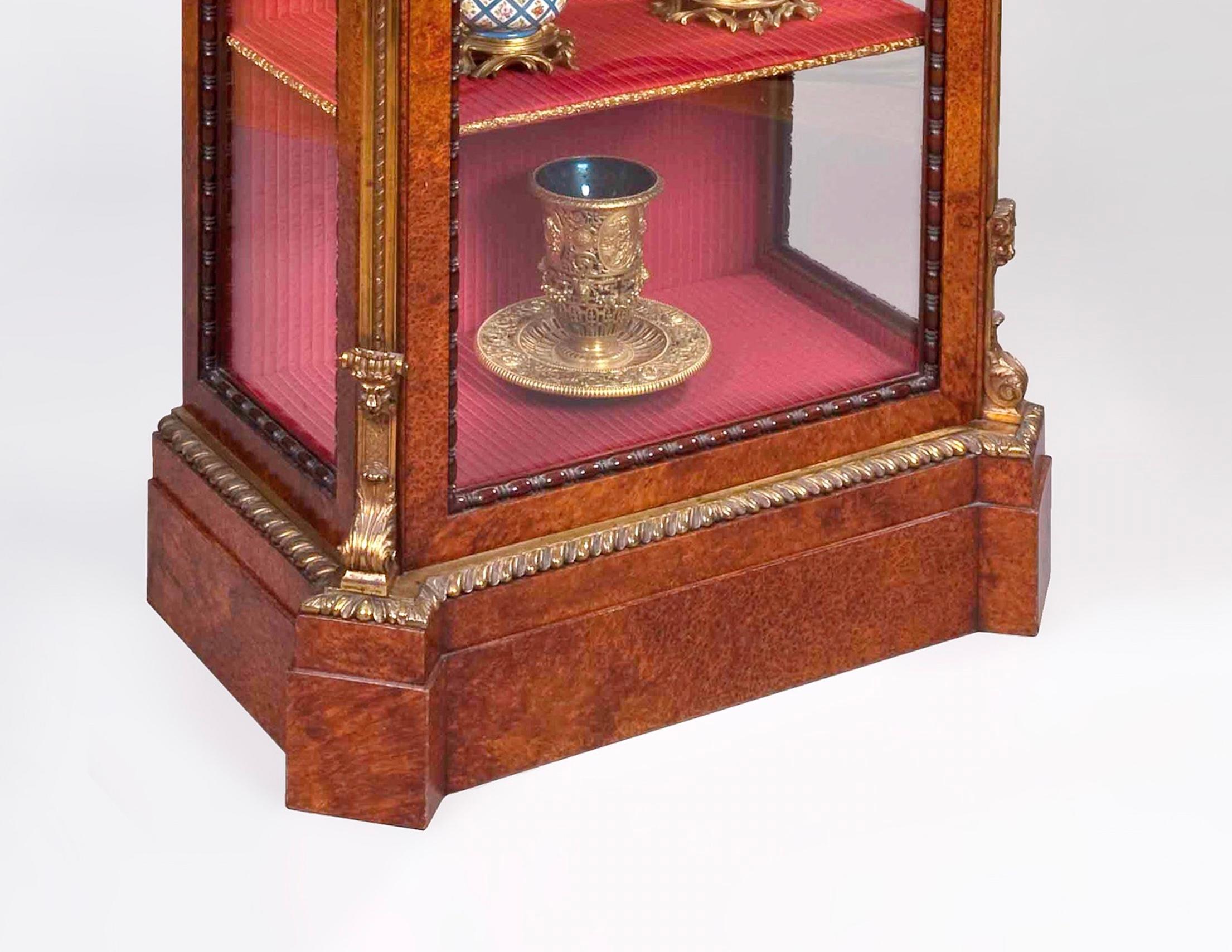 Dorato Gabinetto in ormolu e amboyna del XIX secolo in vendita