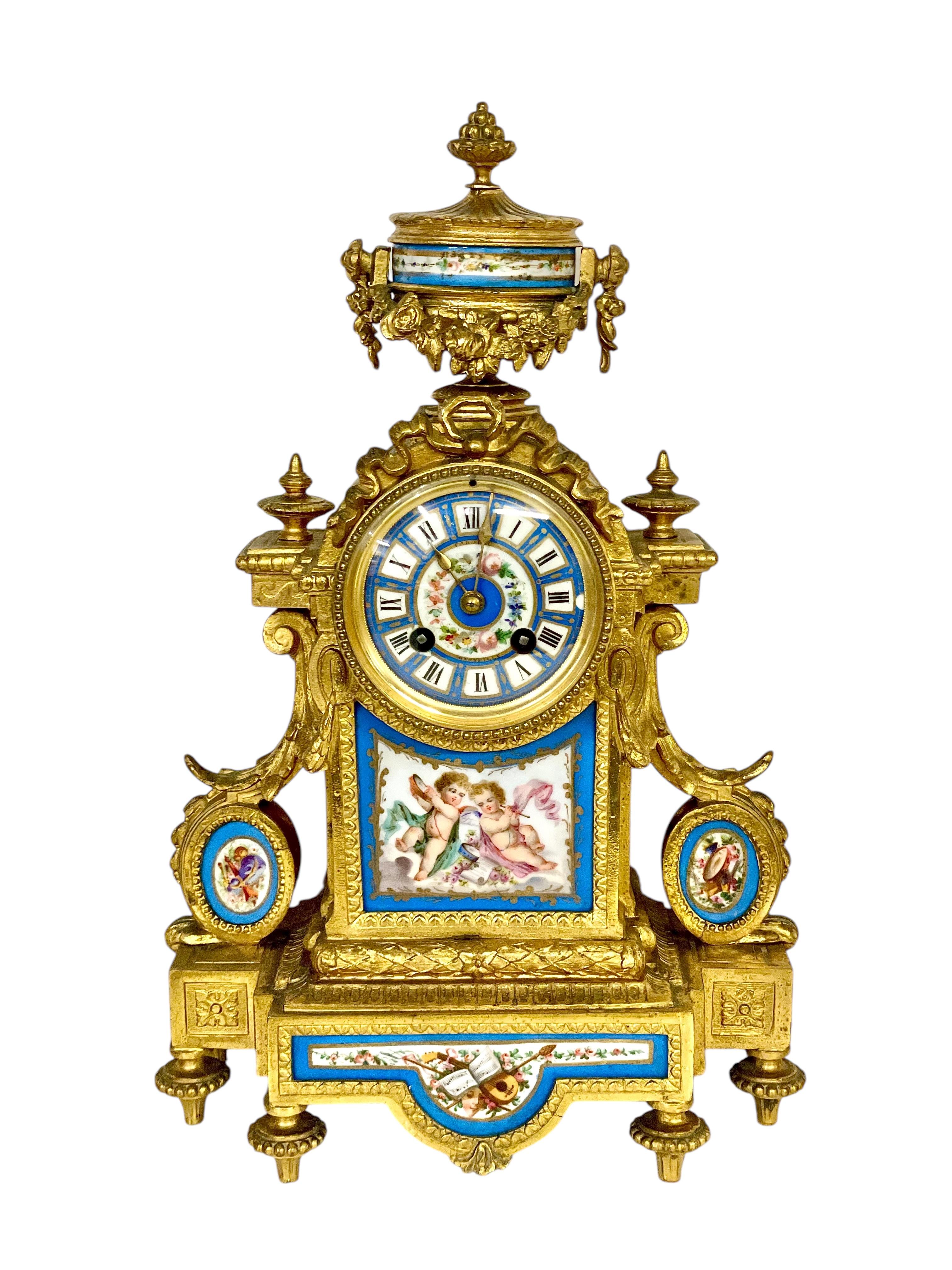 Questo magnifico set da tavola francese del XIX secolo incarna l'opulenza e la maestria dell'epoca di Napoleone III, realizzato nel distinto stile della porcellana di Sèvres. Composto da un orologio da caminetto centrale e da una coppia di