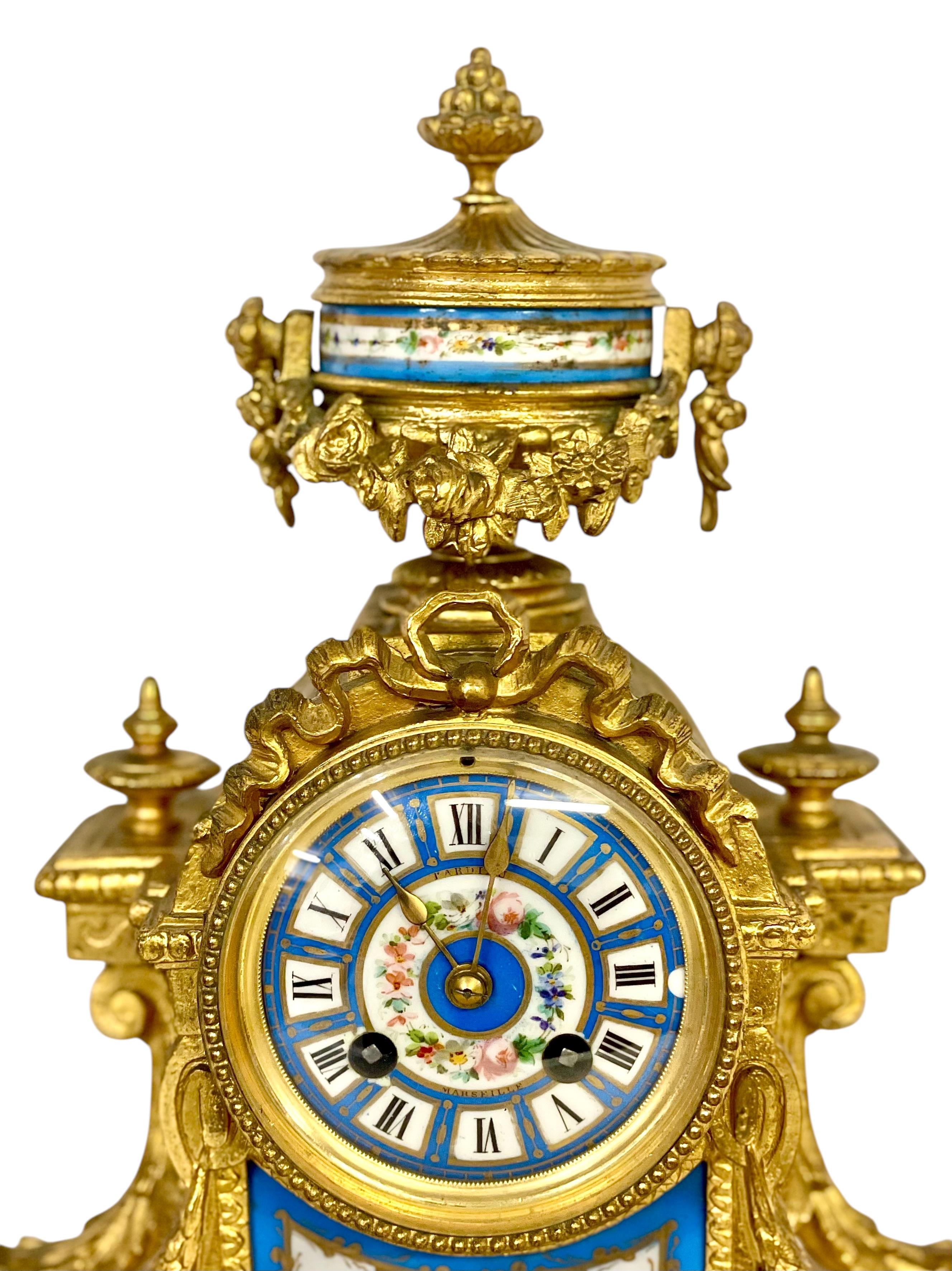 Francese Orologio in porcellana stile Sèvres e Ormolu del XIX secolo in vendita