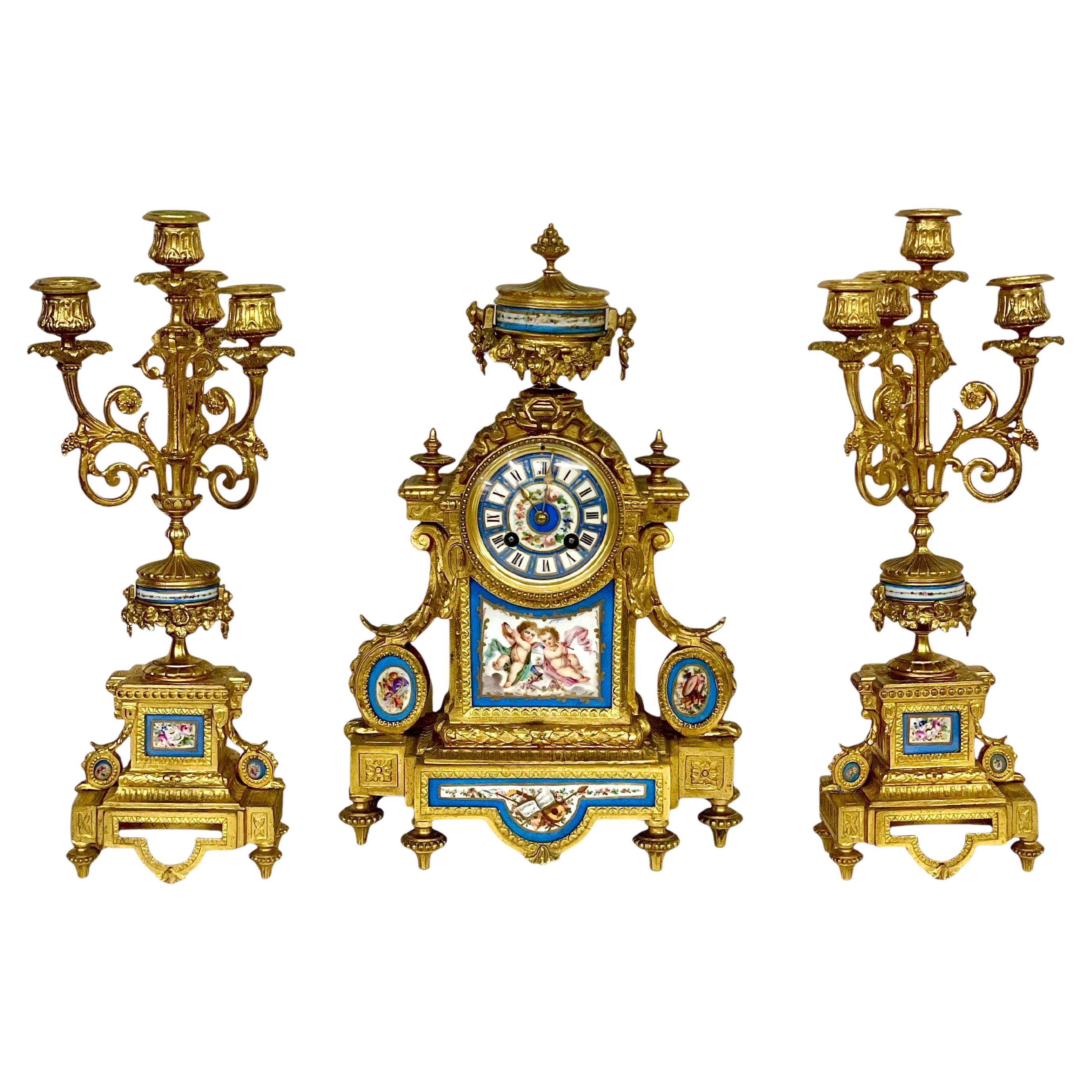 Reloj decorativo de porcelana estilo Ormolu y Sèvres del siglo XIX
