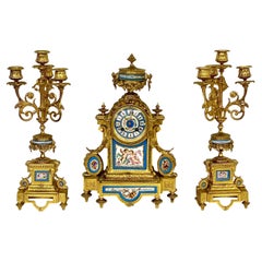 Reloj decorativo de porcelana estilo Ormolu y Sèvres del siglo XIX
