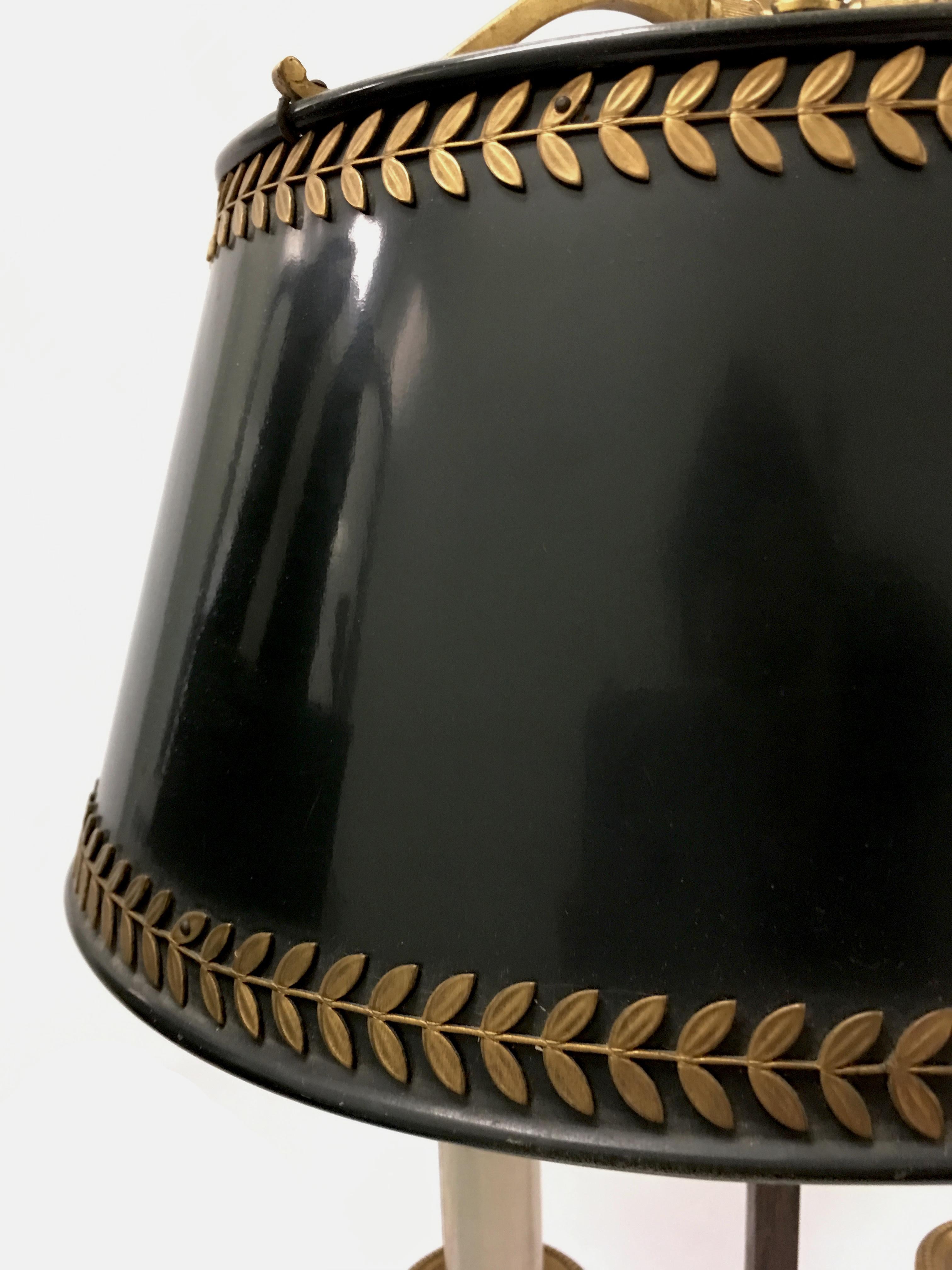 Directoire-Bouillotte-Tischlampe aus dem späten 19. Jahrhundert. Die Lampe verfügt über Originalelemente und einen originalen Lampenschirm aus schwarzem Tüll mit Blattgoldapplikationen aus Messing. Neu verkabelt mit Seitenschalter. Die Lampe nimmt