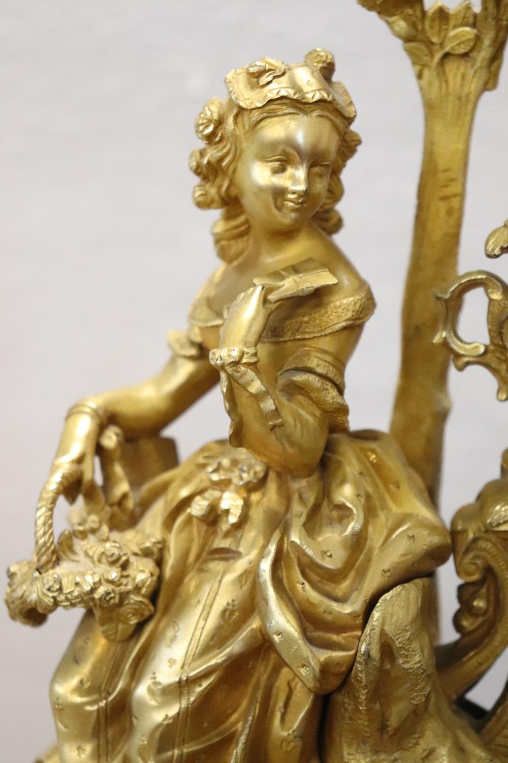 Antike Goldbronze-Tischuhr aus vergoldeter Bronze aus dem 19. Jahrhundert  im Zustand „Relativ gut“ im Angebot in Casale Monferrato, IT