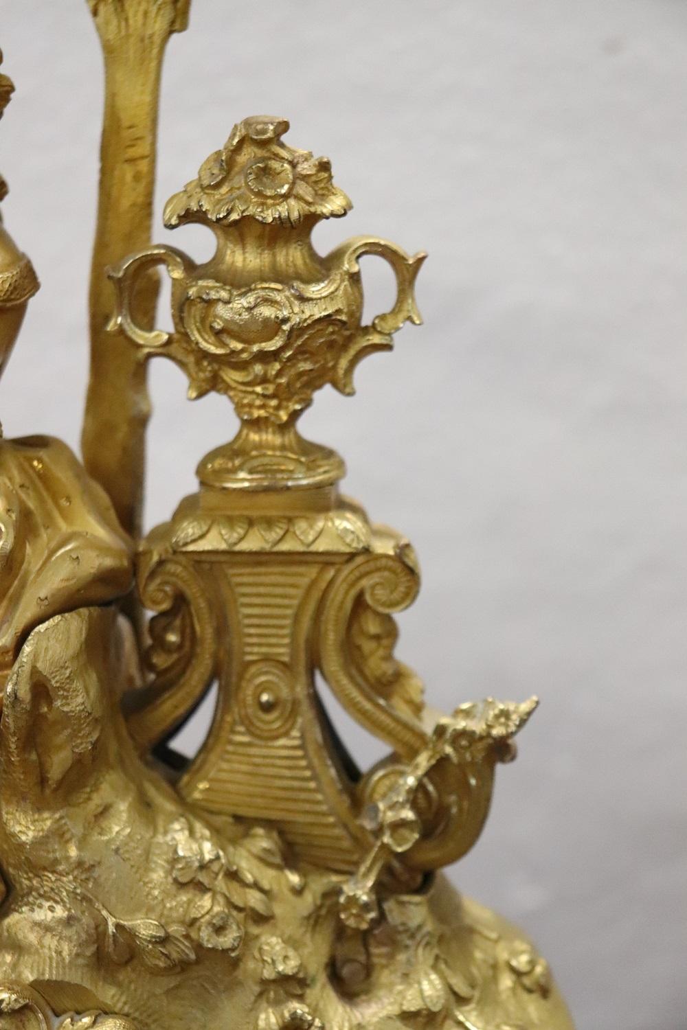 Antike Goldbronze-Tischuhr aus vergoldeter Bronze aus dem 19. Jahrhundert  (Spätes 19. Jahrhundert) im Angebot