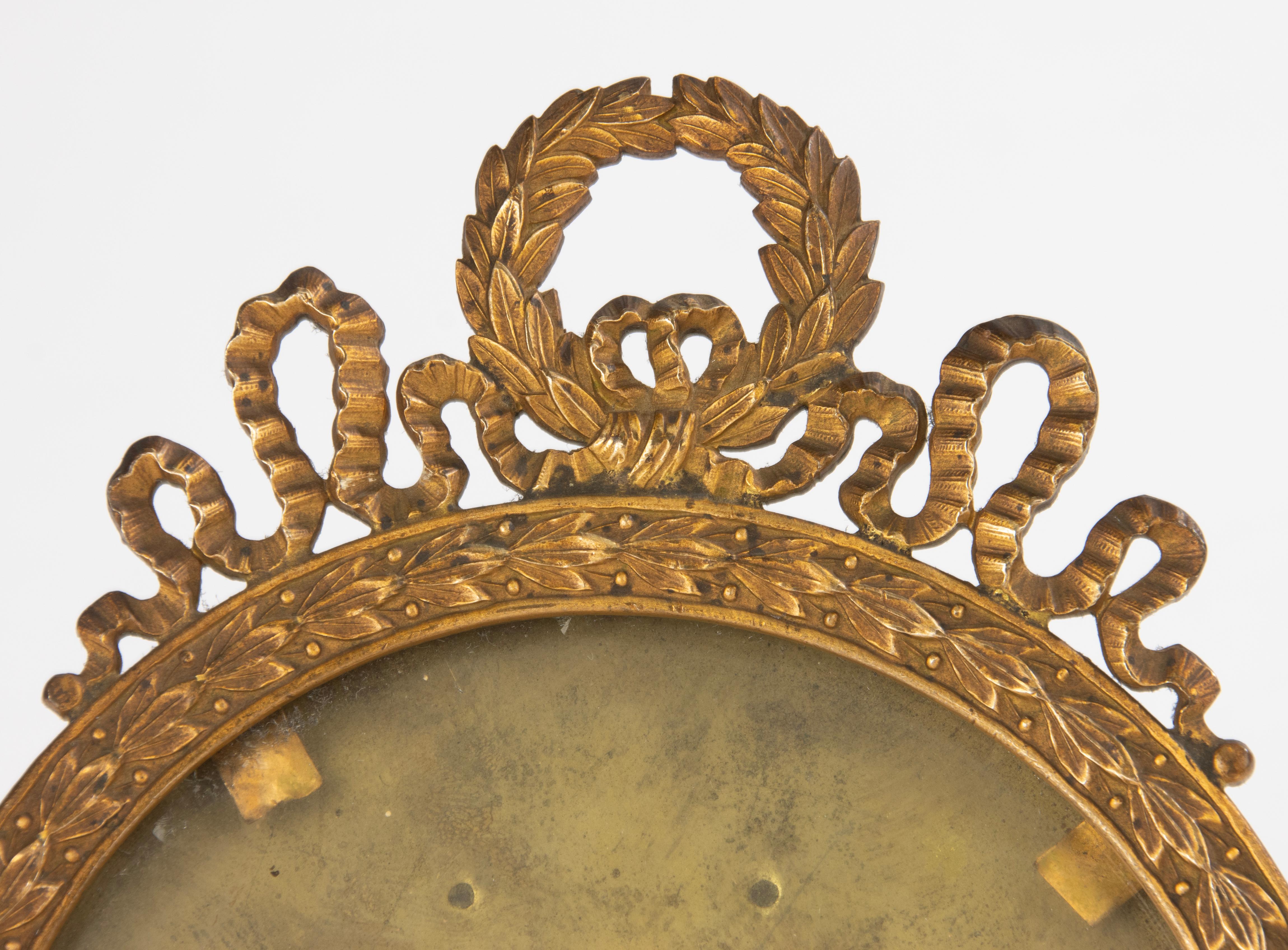 Ein schöner antiker Bilderrahmen aus vergoldeter Bronze in Ormolu. 
Sehr feine Details, Louis XVI-Stil. 
Frankreich, ca. 1880-1890. 
Der Bilderrahmen ist 15,5 cm hoch, der Durchmesser beträgt Ø12 cm. Der Durchmesser des Bildes beträgt Ø10 cm. 
Der
