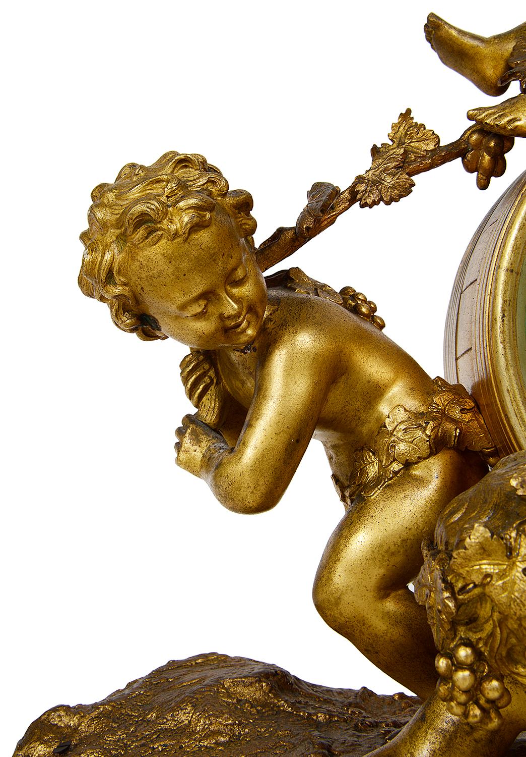 Doré Pendule de cheminée en bronze doré du XIXe siècle, style Louis XVI en vente