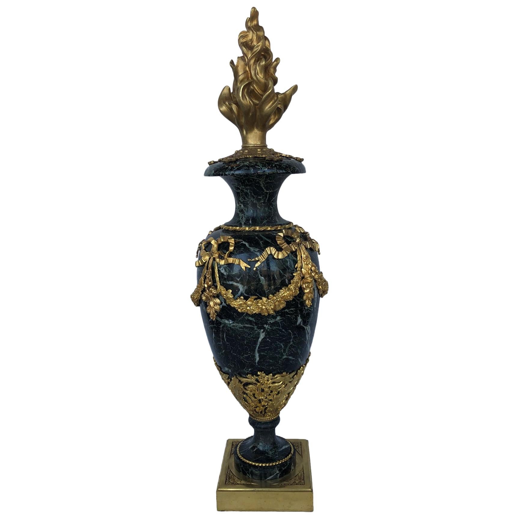 Vase en marbre bronze doré du XIXe siècle